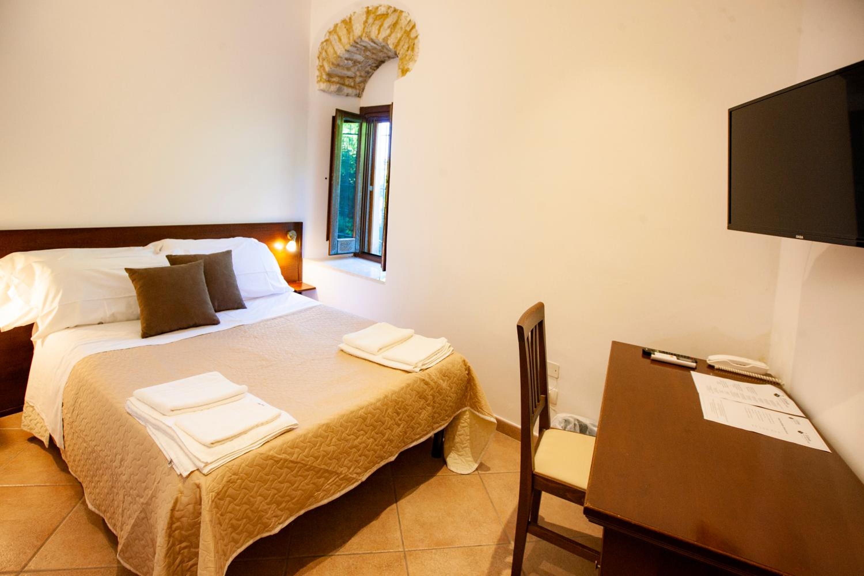 Standard Double Room - Photo 8