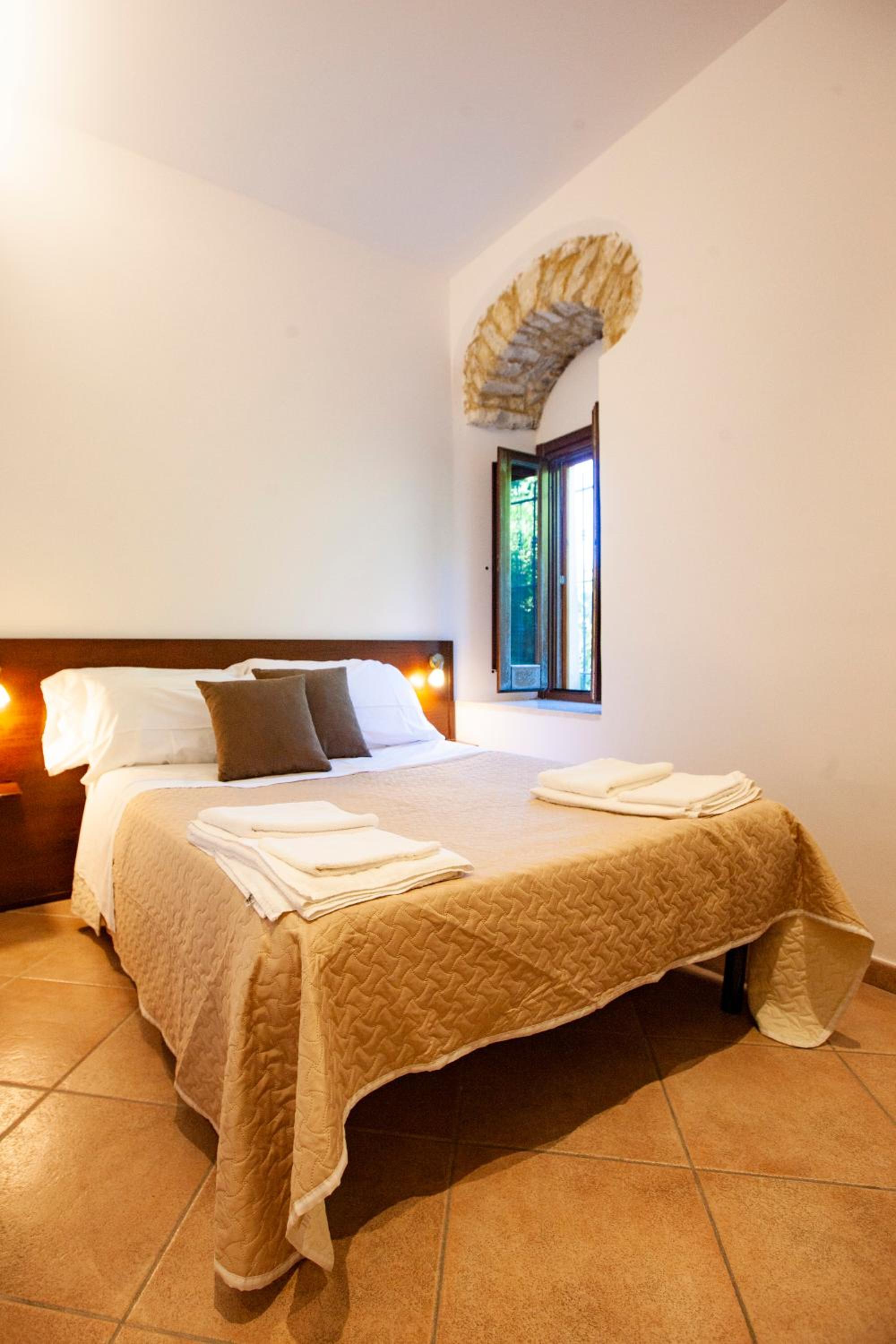 Standard Double Room - Photo 7