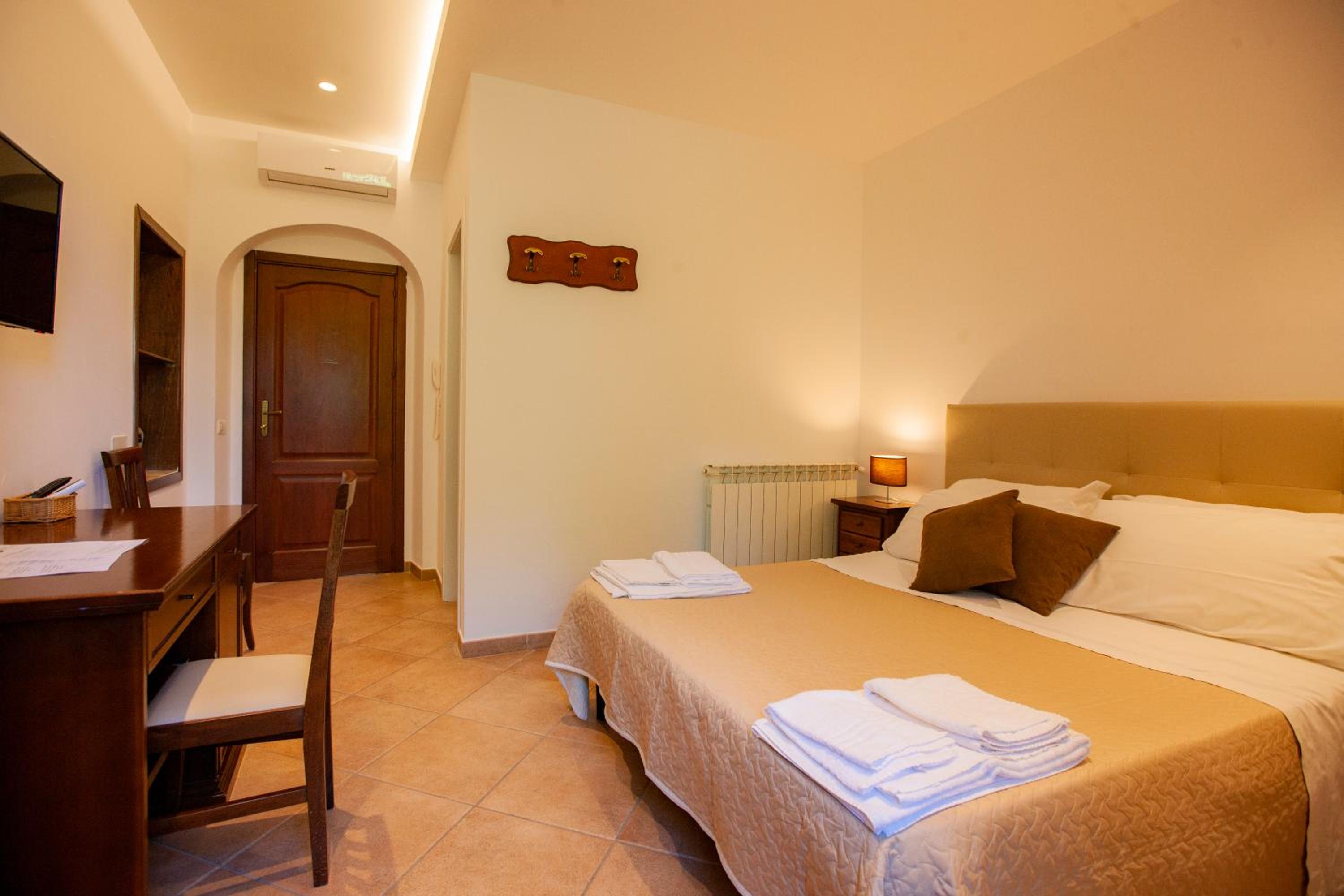 Standard Double Room - Photo 6