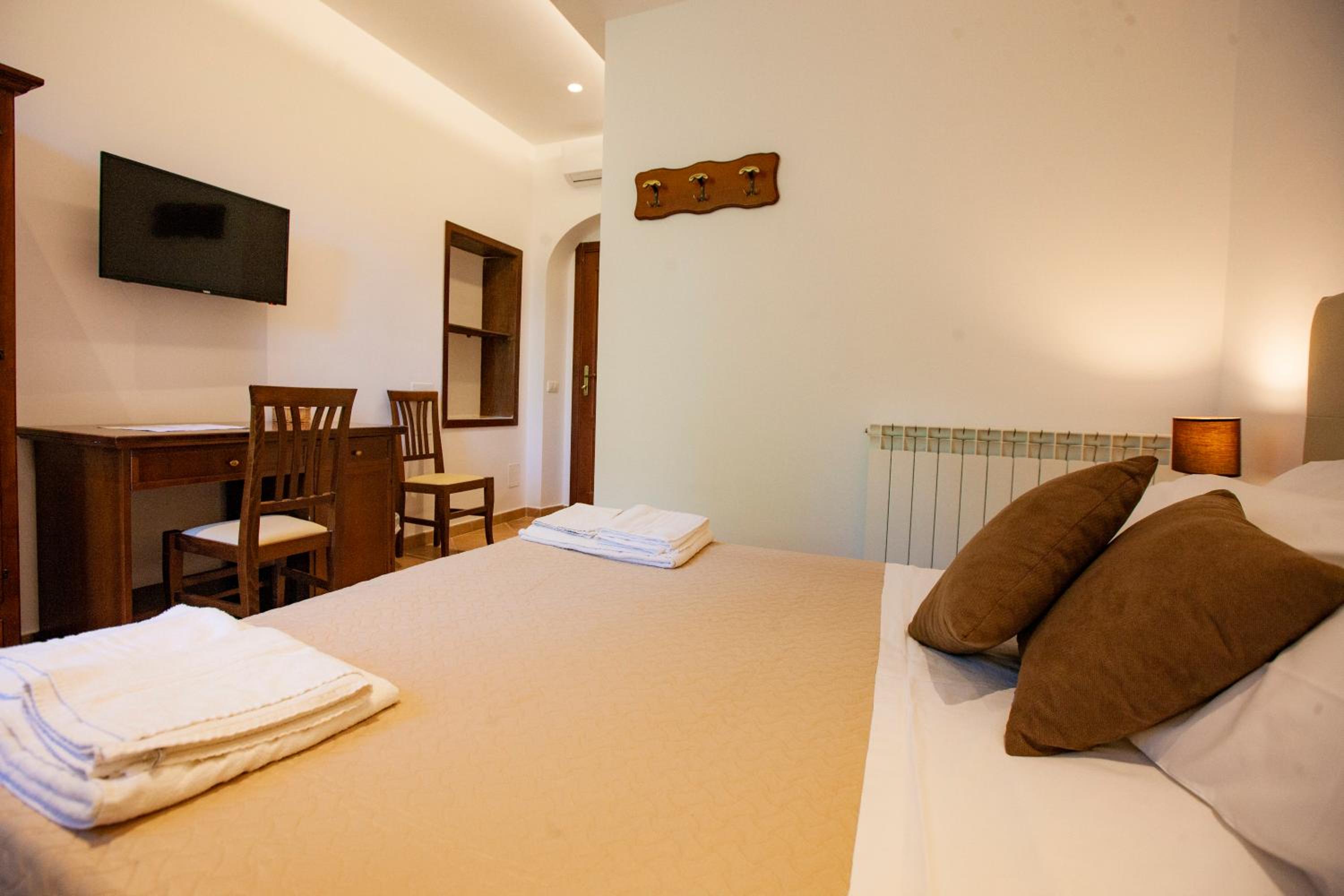 Standard Double Room - Photo 10