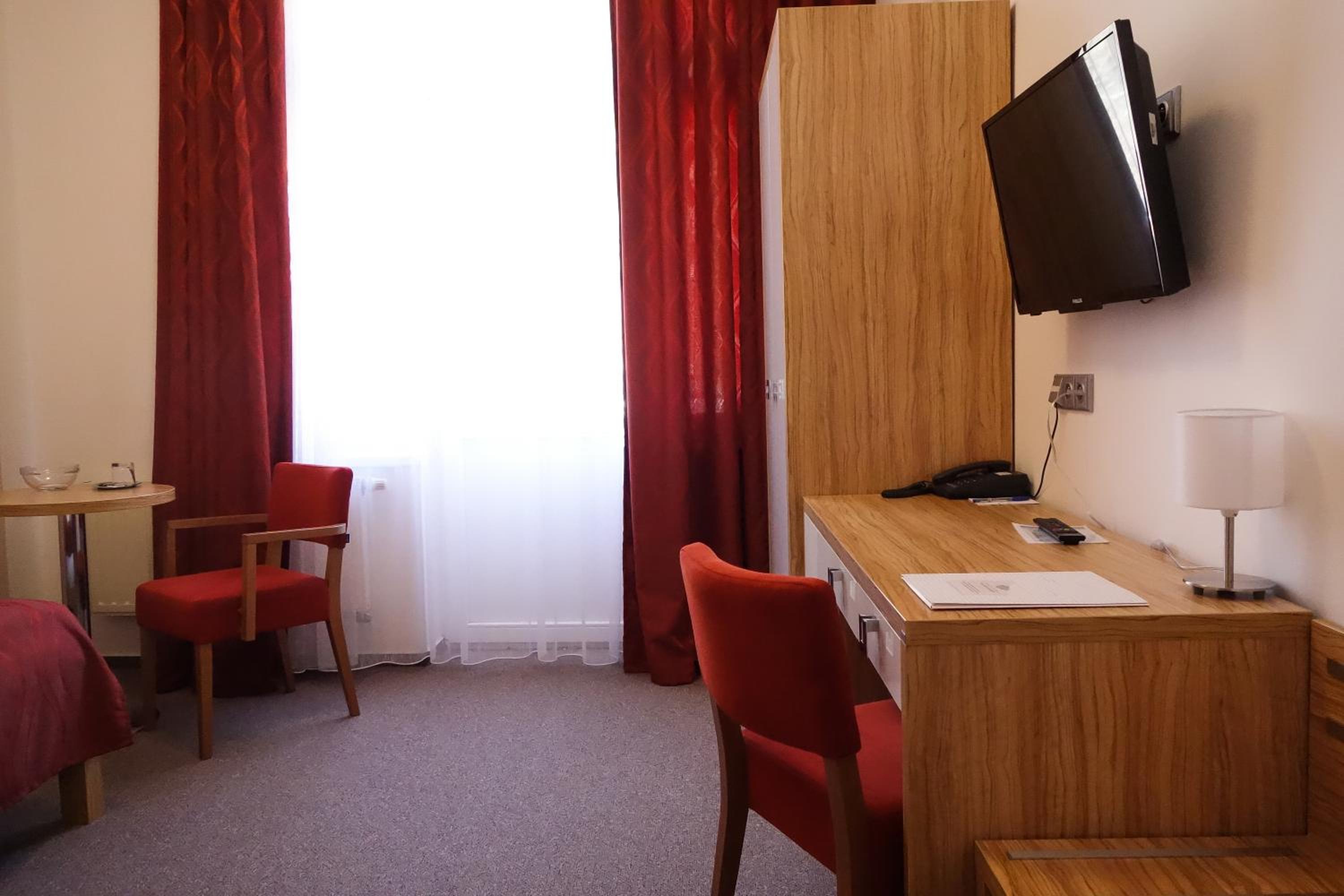Single Room with Private Bathroom photo 3