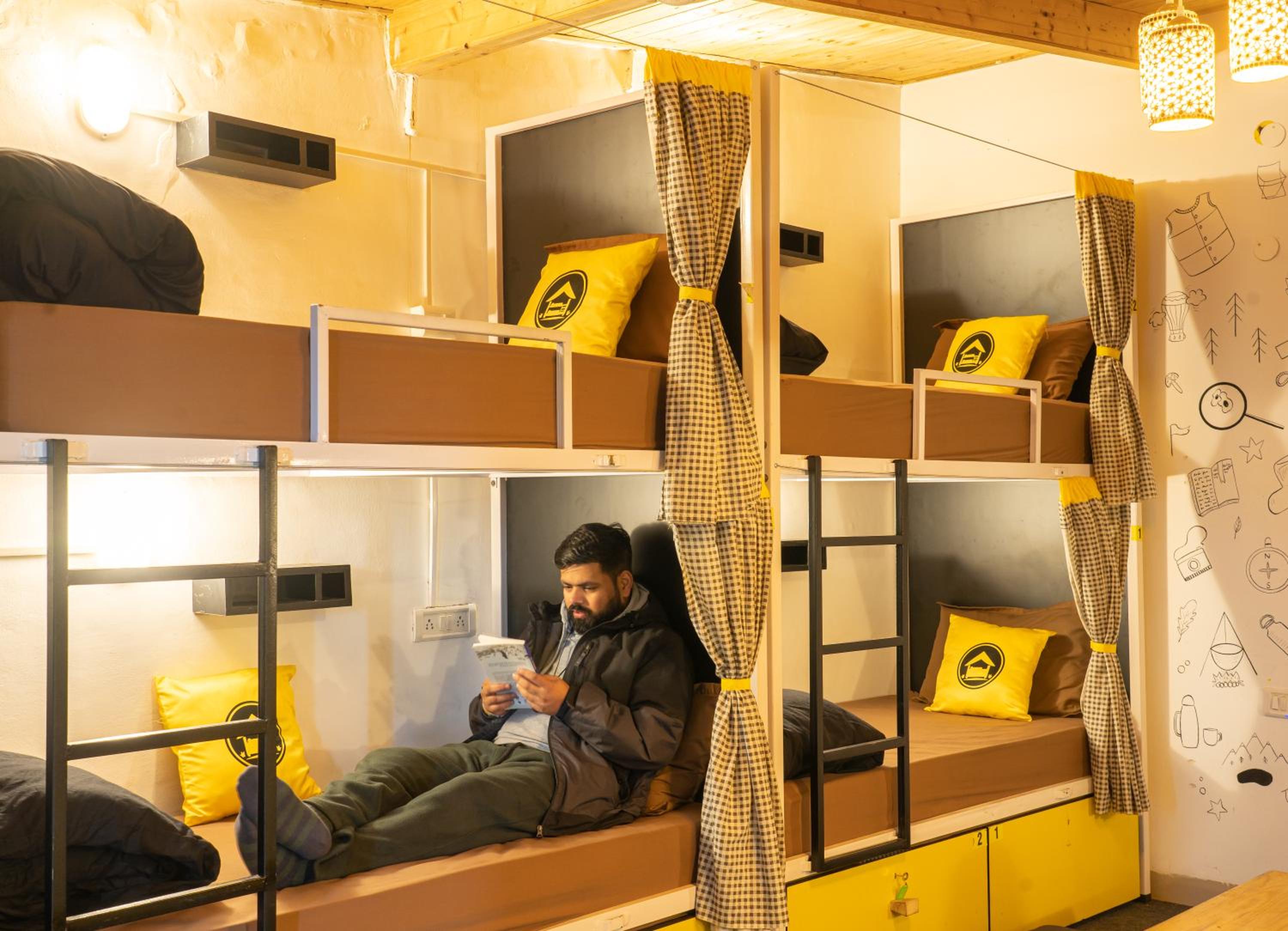Bed in 8-Bed Mixed Dormitory Room with Mountain View photo 2