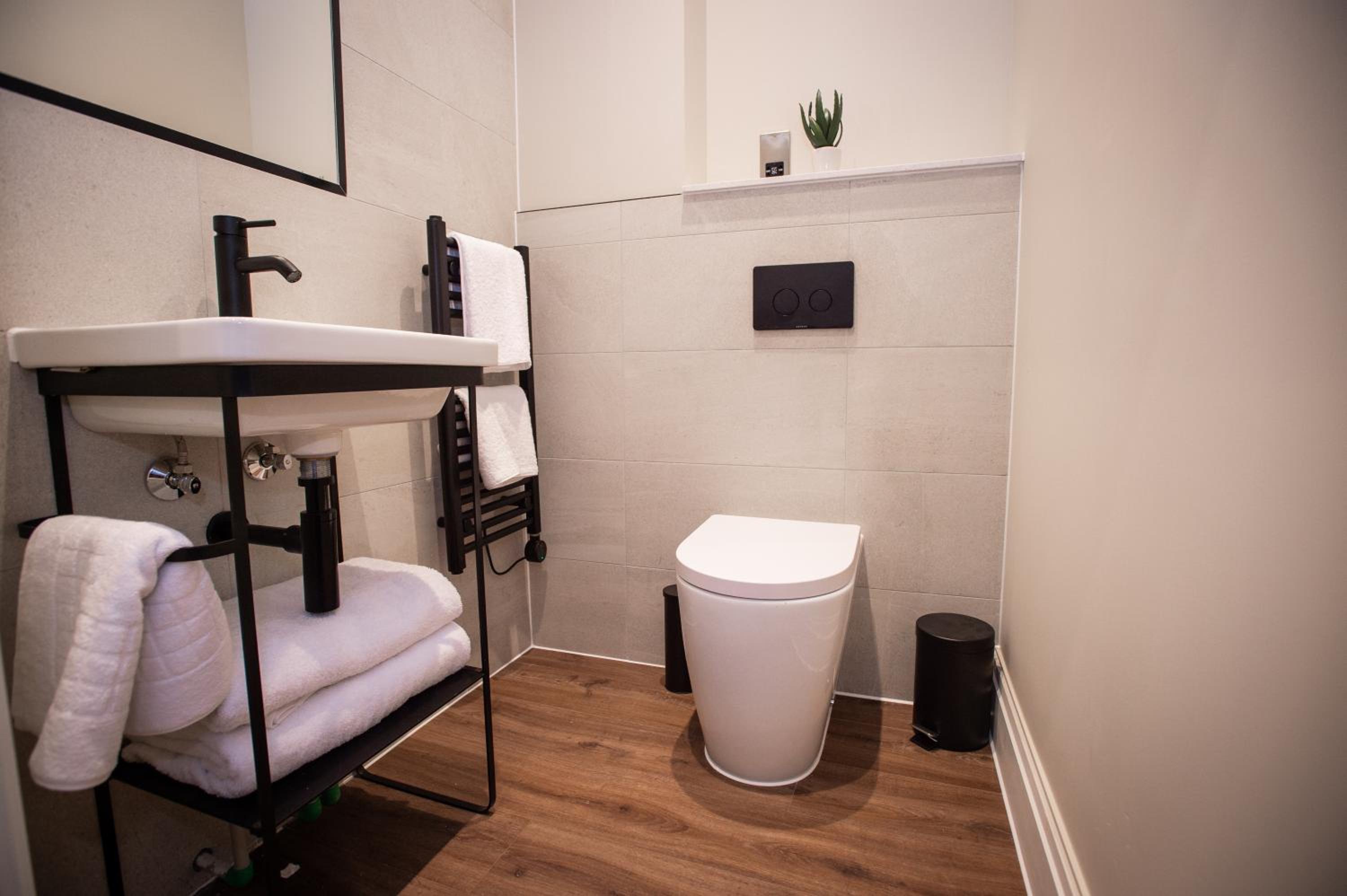 Studio Apartment - Photo 2