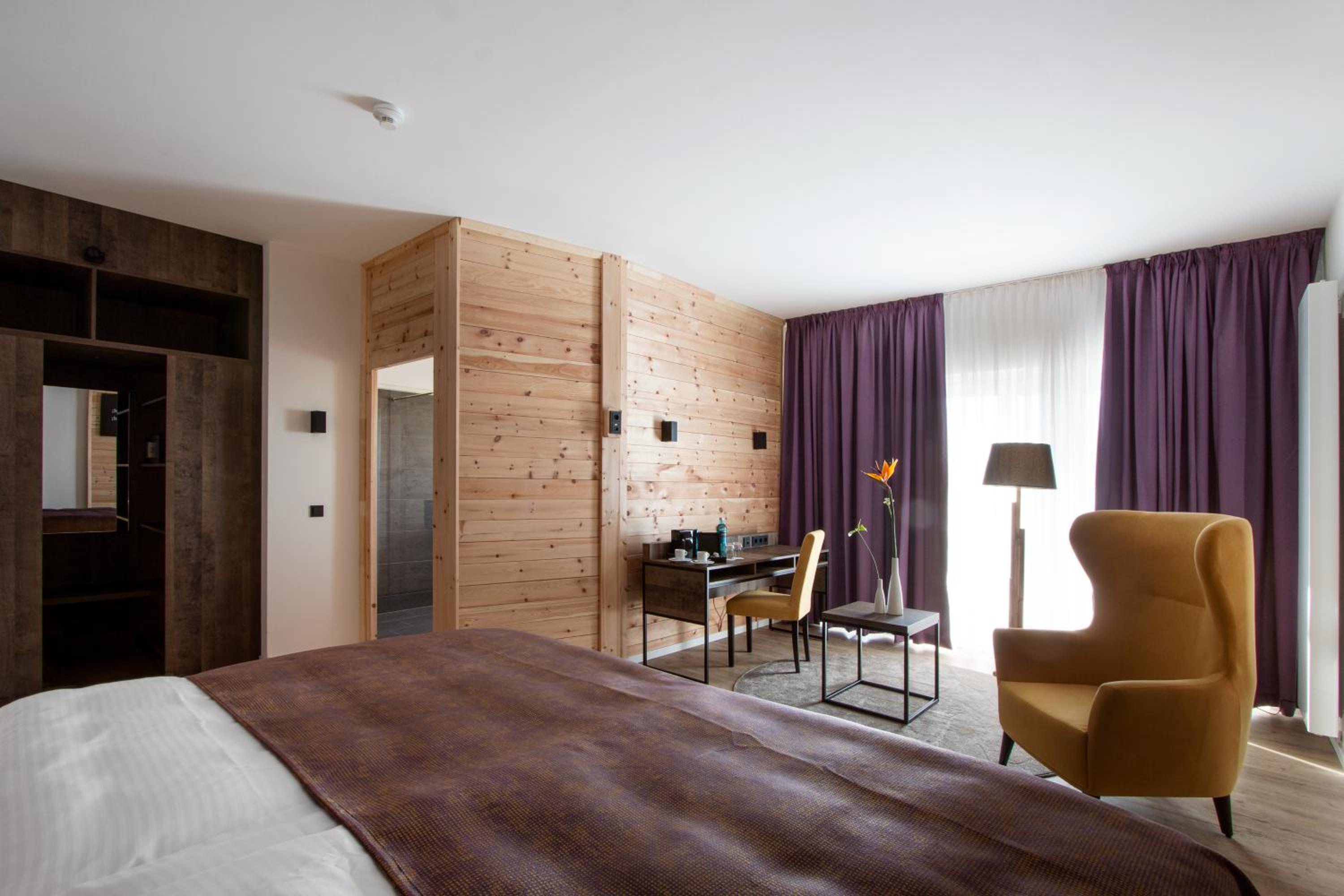 Deluxe Double Room with Balcony - Photo 4