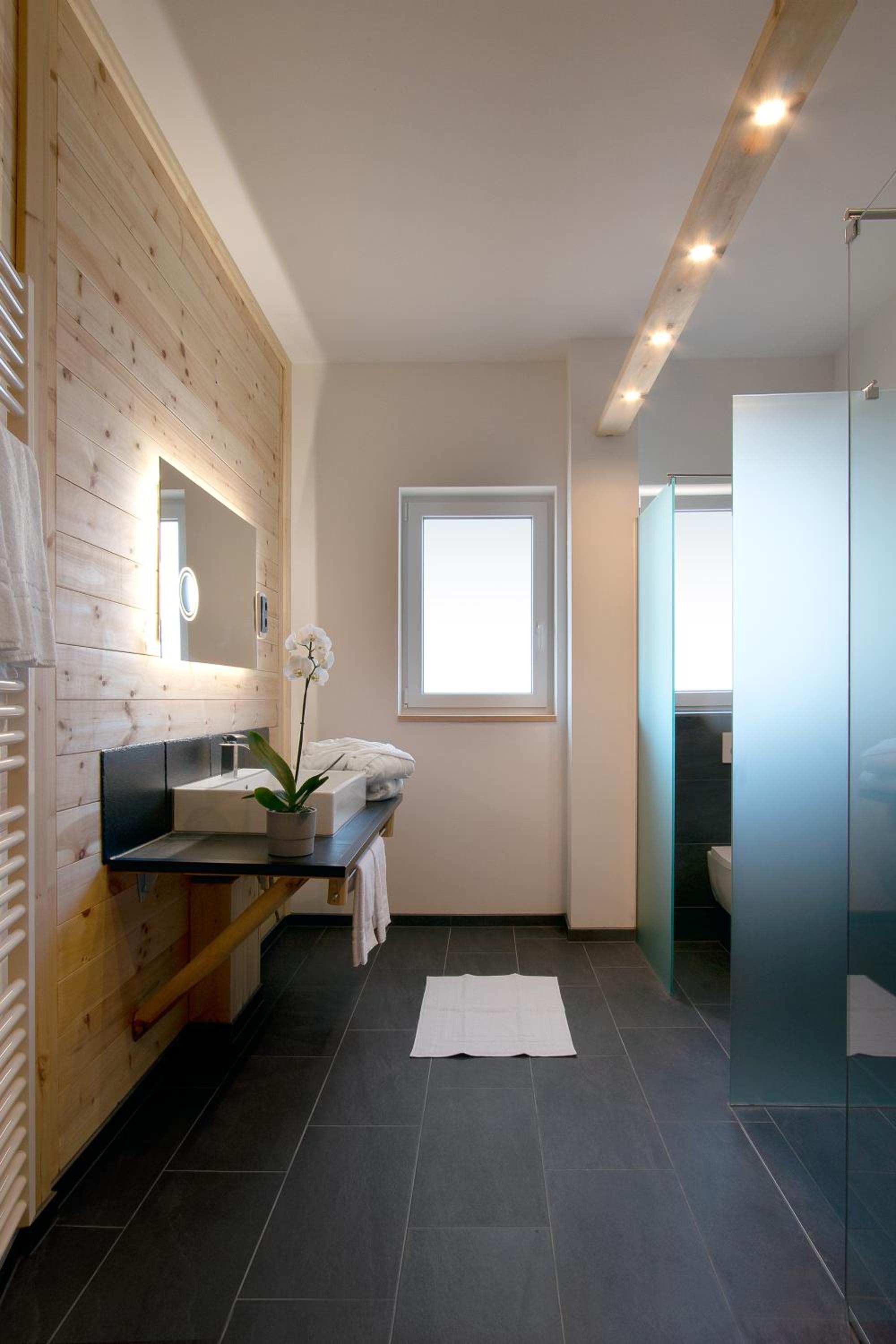 Deluxe Double Room with Balcony - Photo 5
