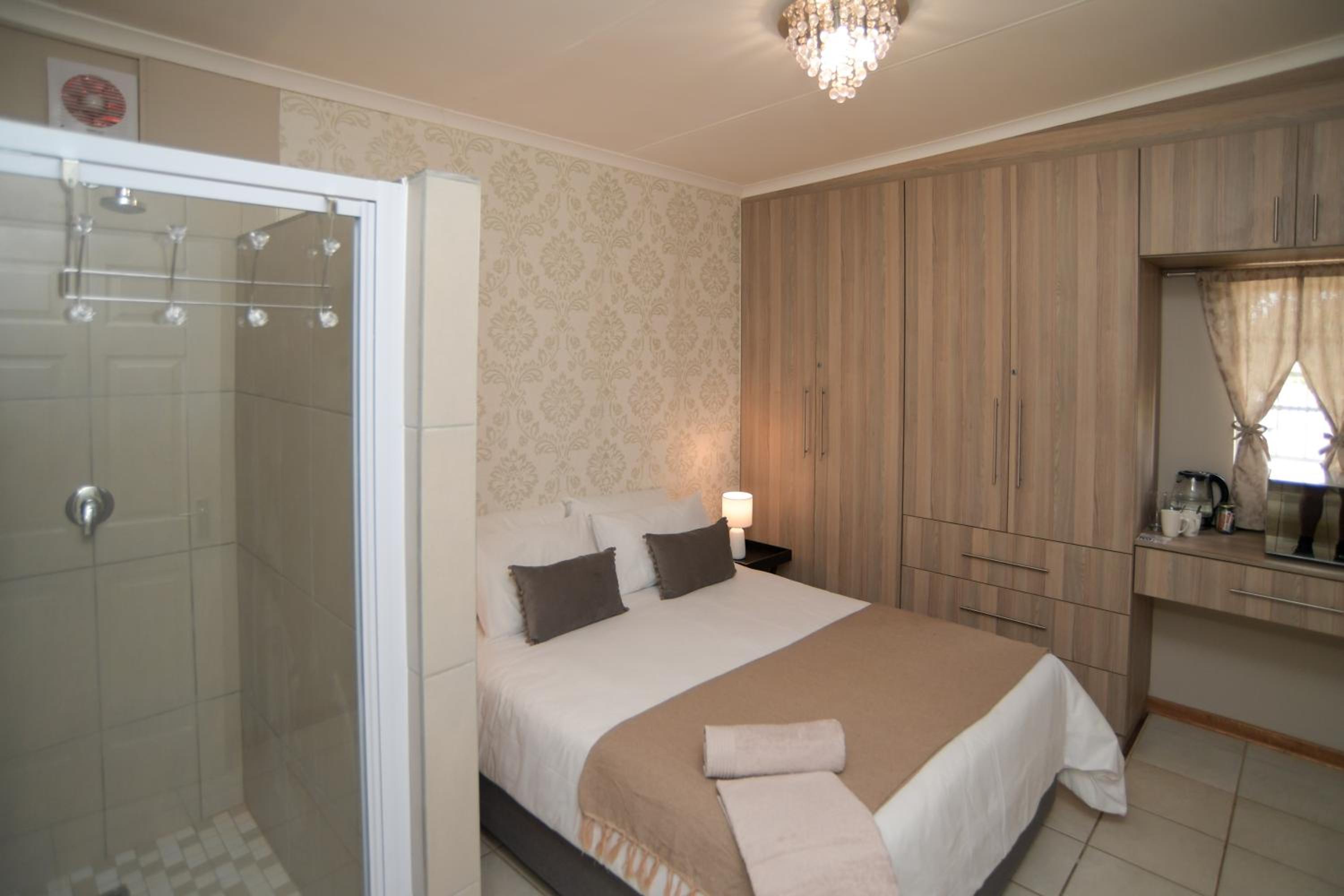 Queen Room photo 1