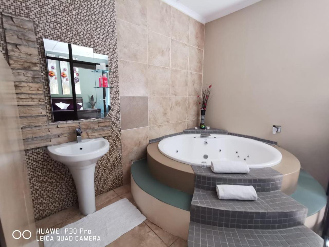 Double Room with Spa Bath - Photo 2