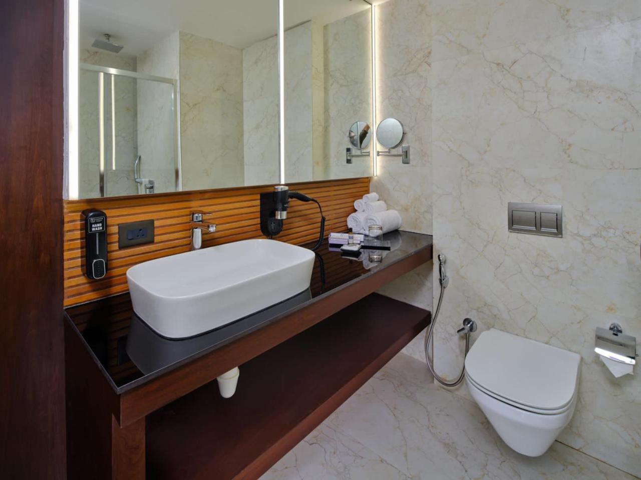 Deluxe King Room - Photo 2