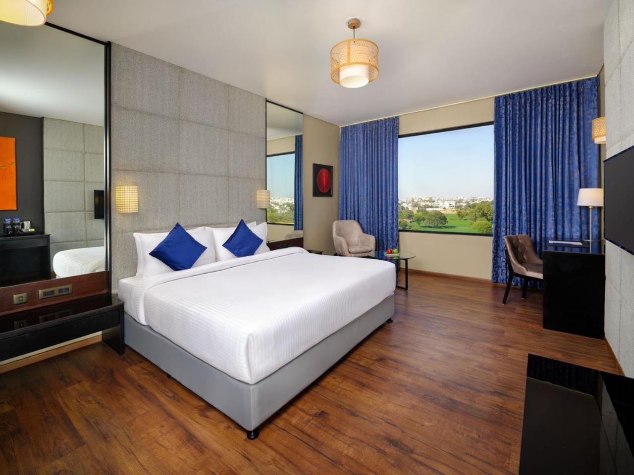 Deluxe King Room - Photo 1