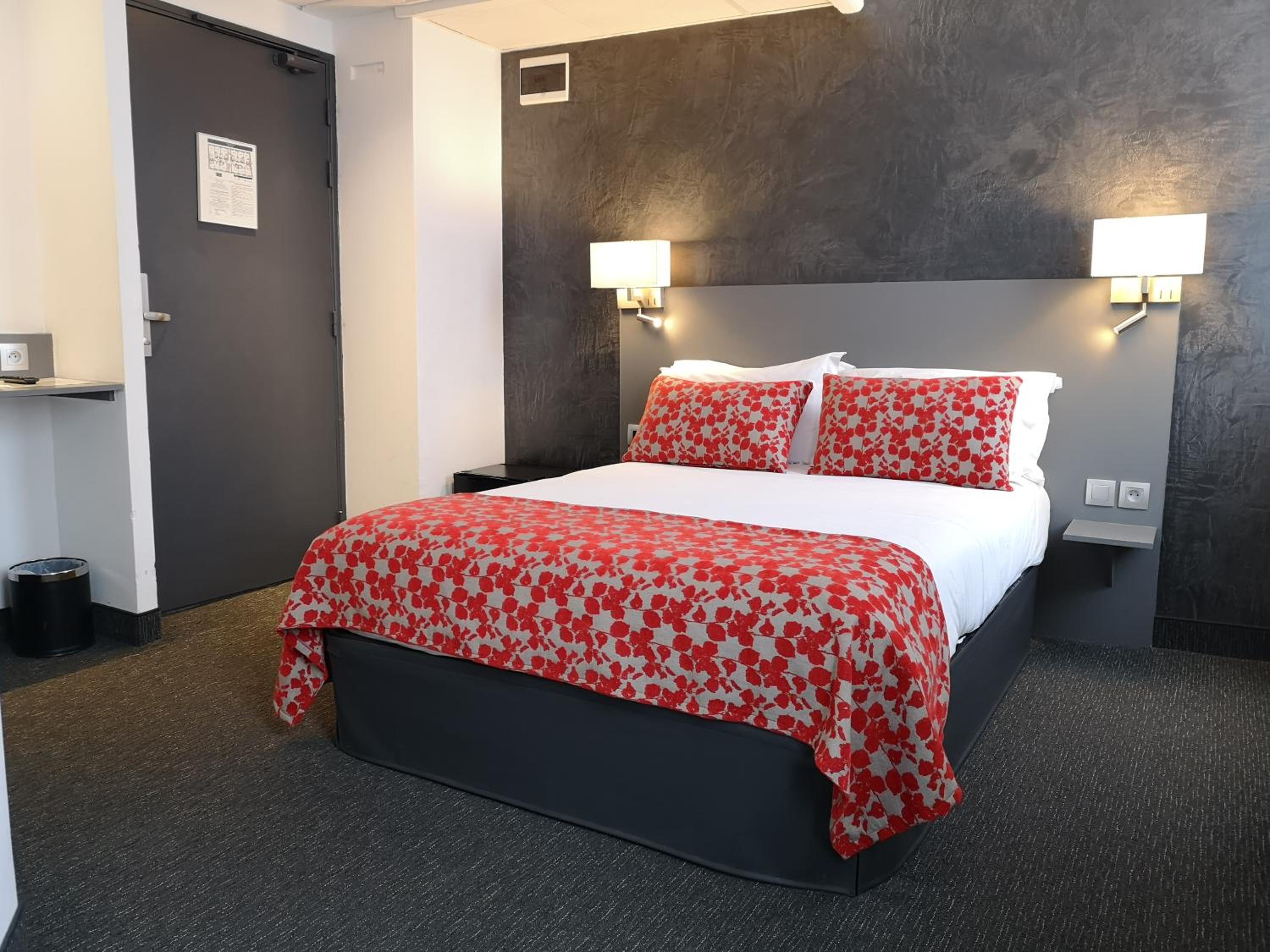 Double or Twin Room - Photo 4