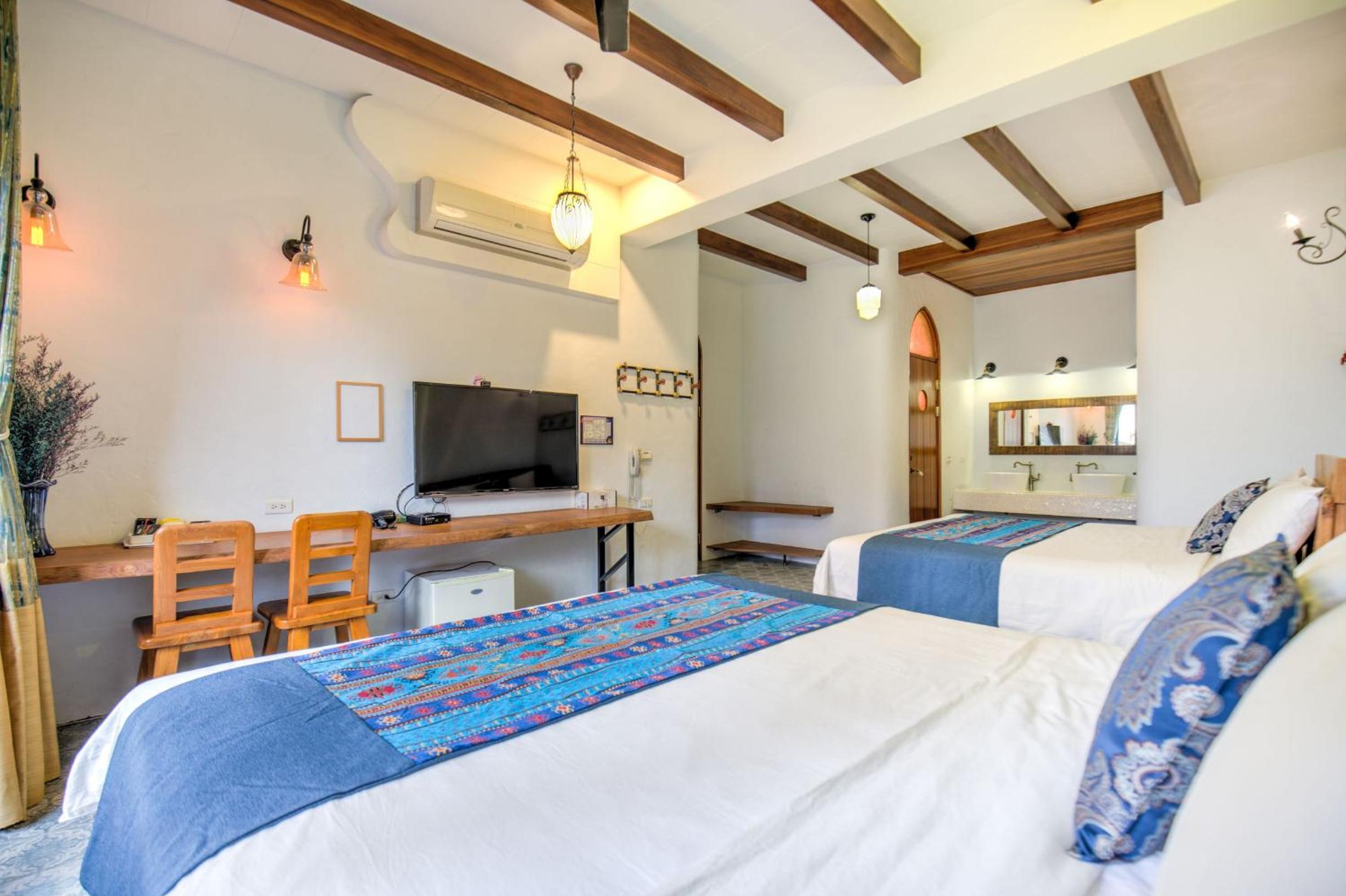 Quadruple Room with Private Bathroom photo 3