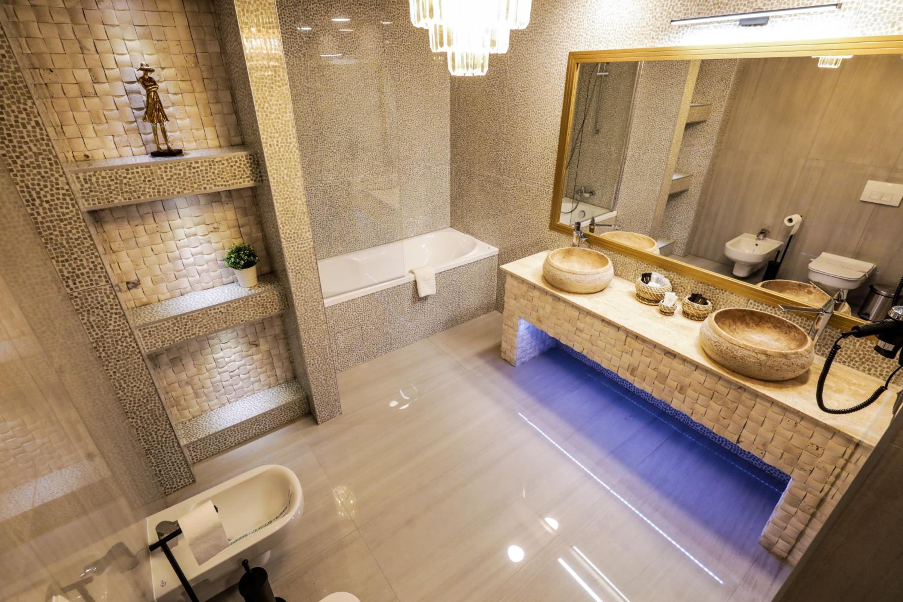 Junior Suite with Mountain View & Fireplace - Photo 5