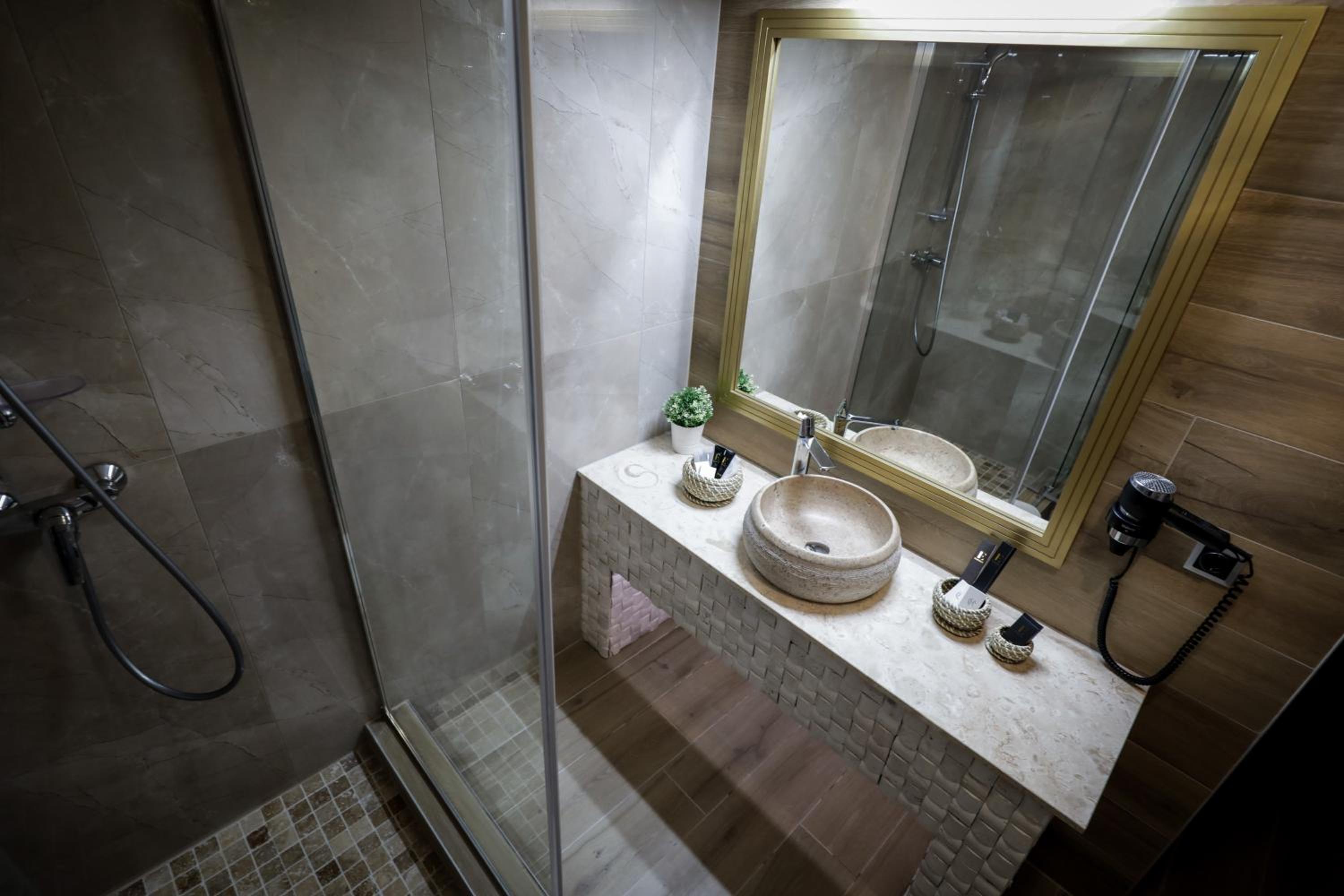 Double Room with French Balcony - Photo 8