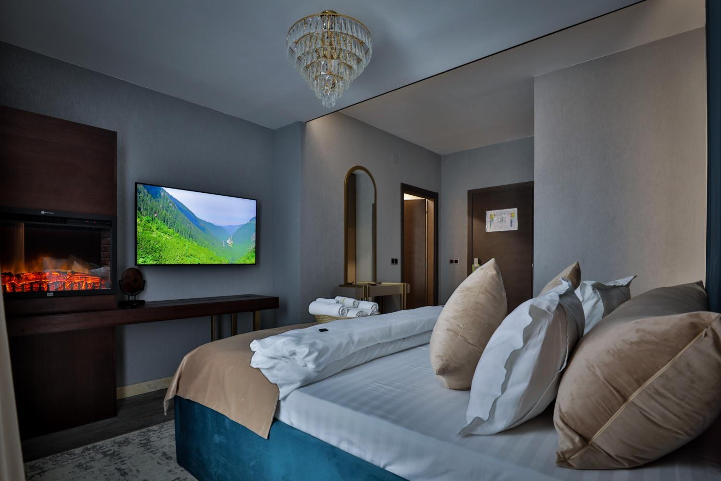 Double Room with French Balcony - Photo 1