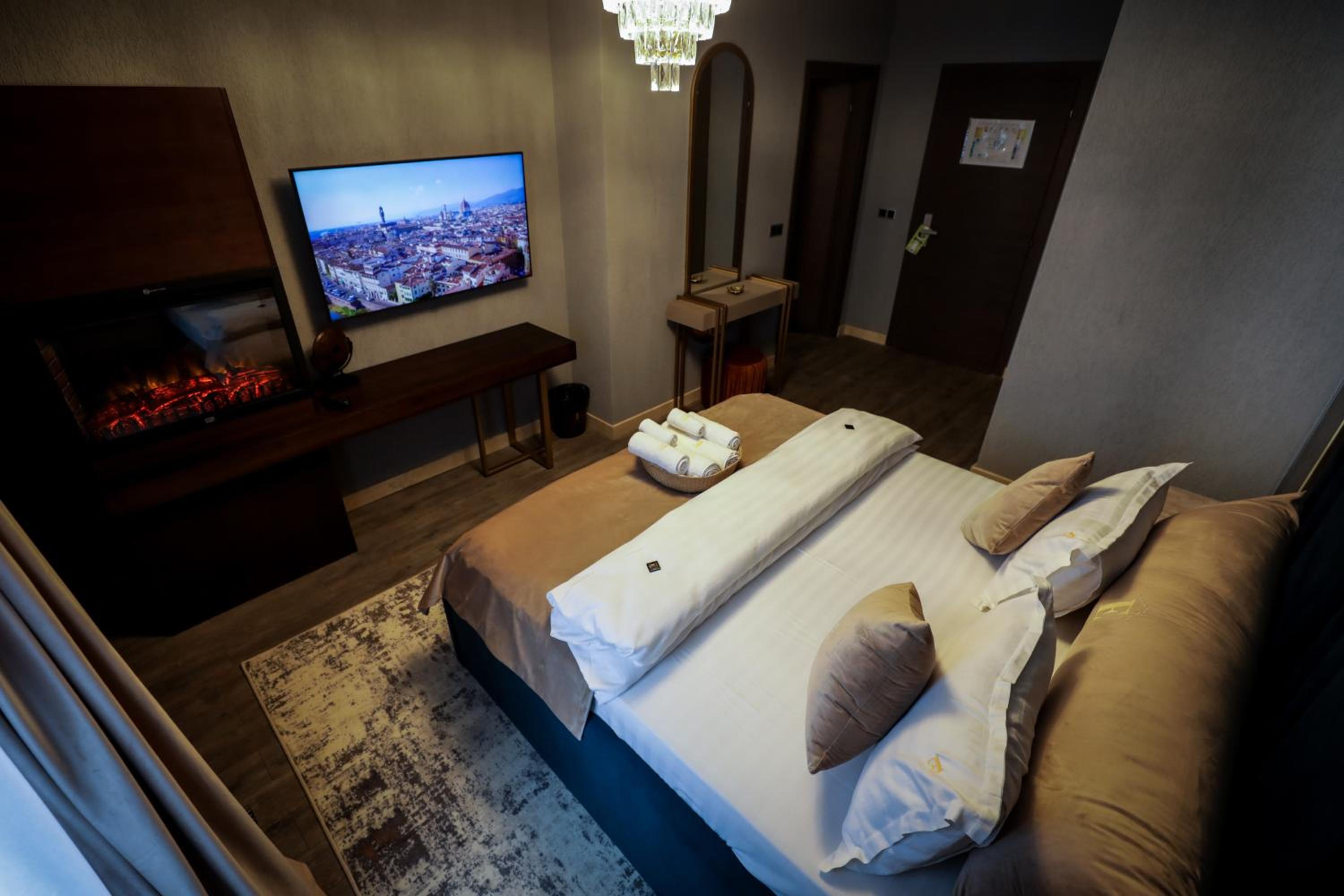 Double Room with French Balcony - Photo 2
