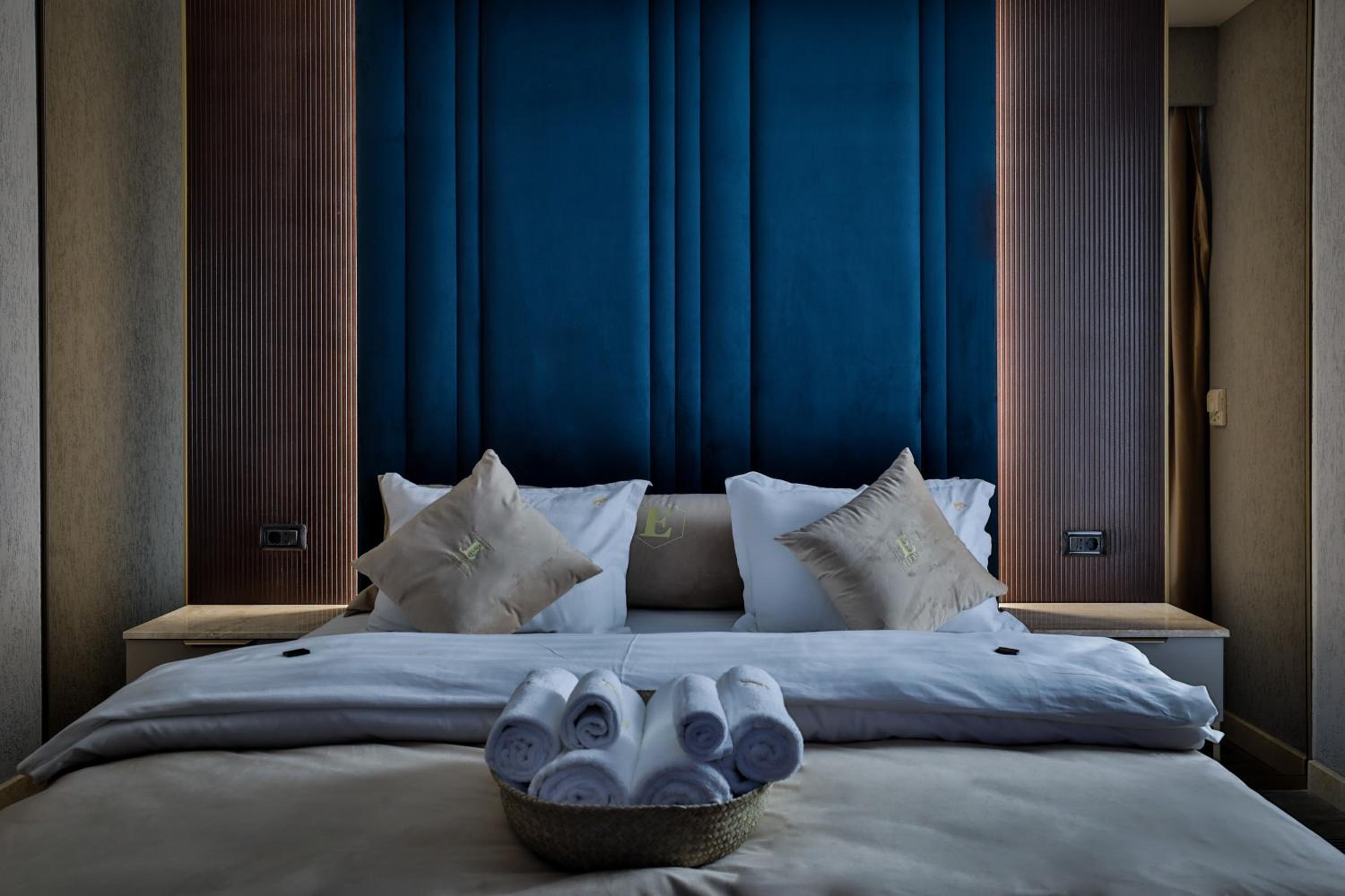 Double Room with French Balcony - Photo 3