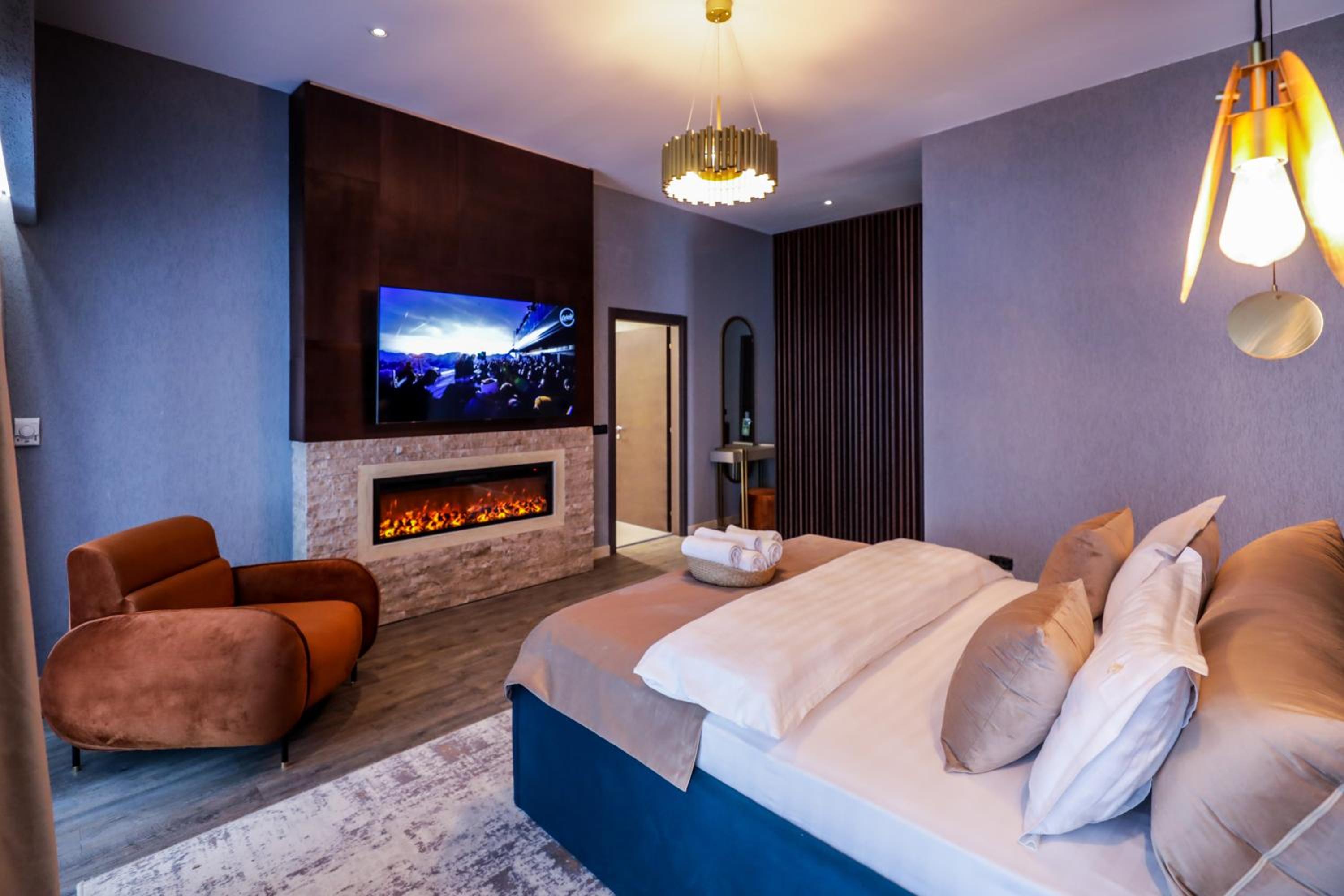 Junior Suite with Mountain View & Fireplace - Photo 6