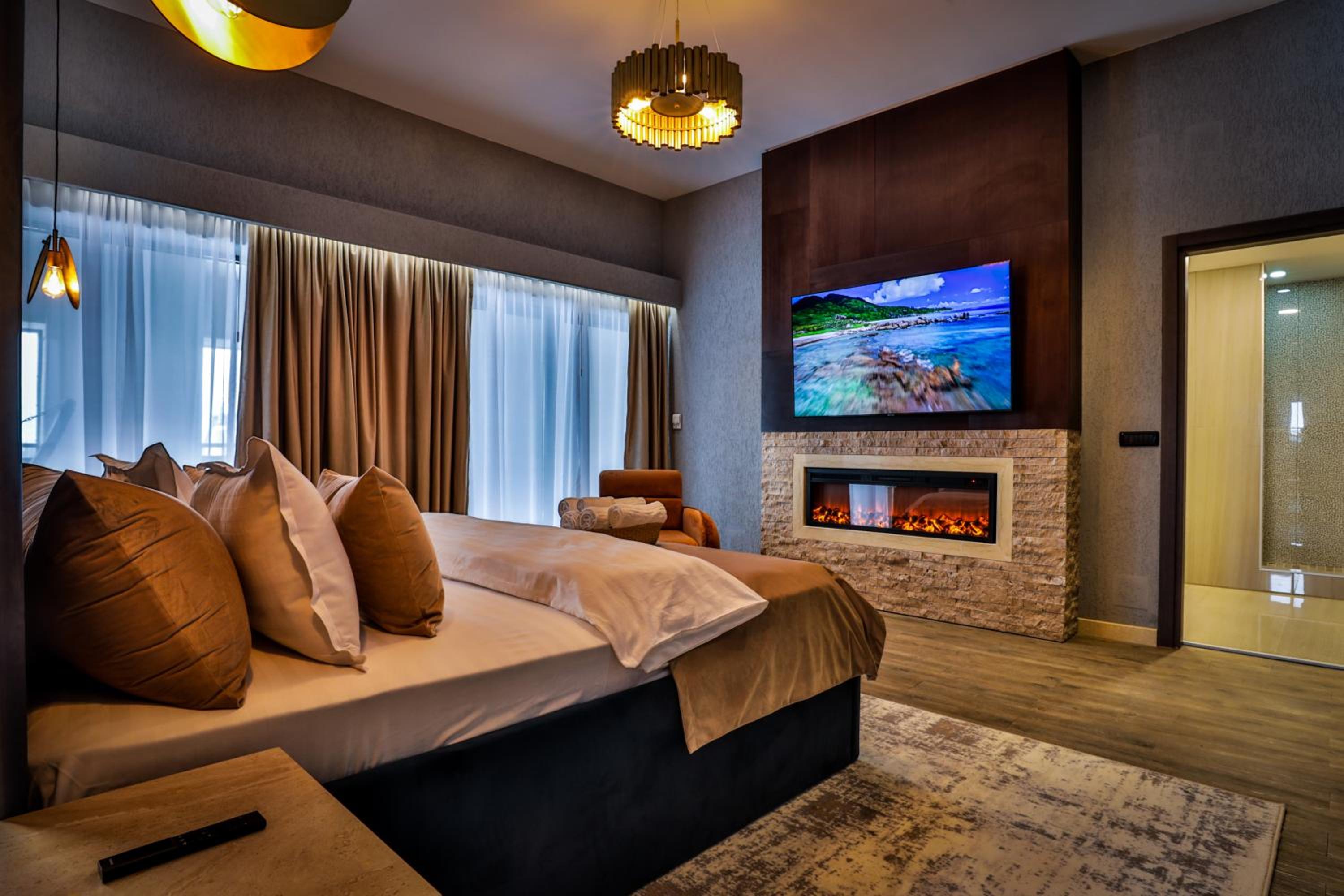 Junior Suite with Mountain View & Fireplace - Photo 7