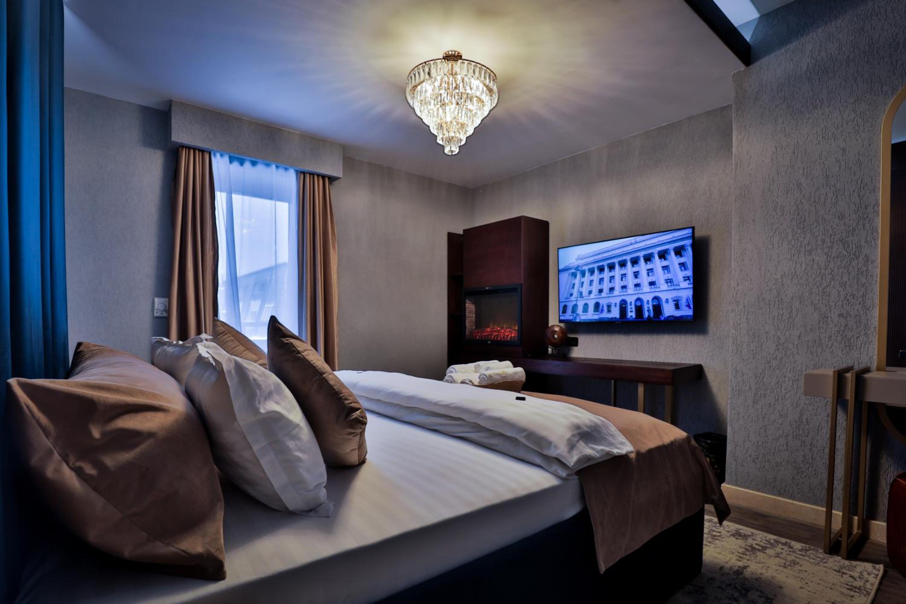 Double Room with French Balcony - Photo 4