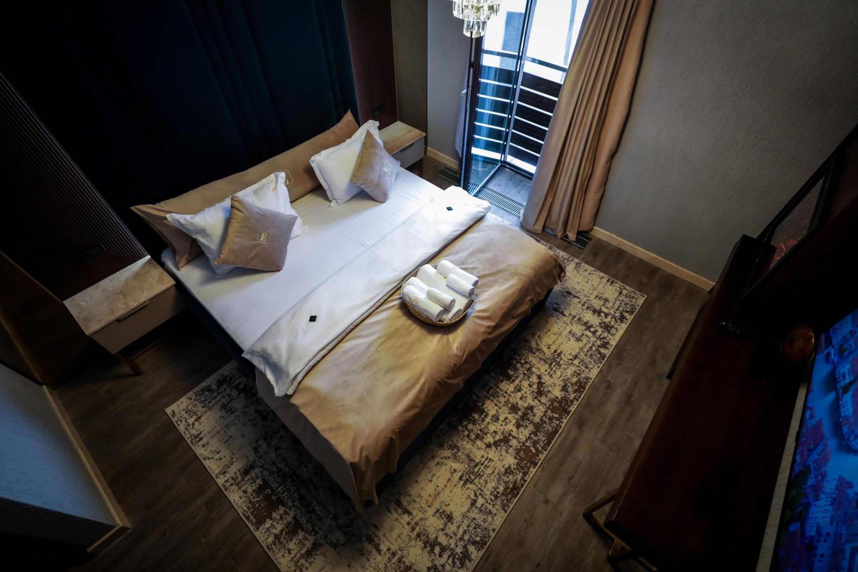 Double Room with French Balcony - Photo 5