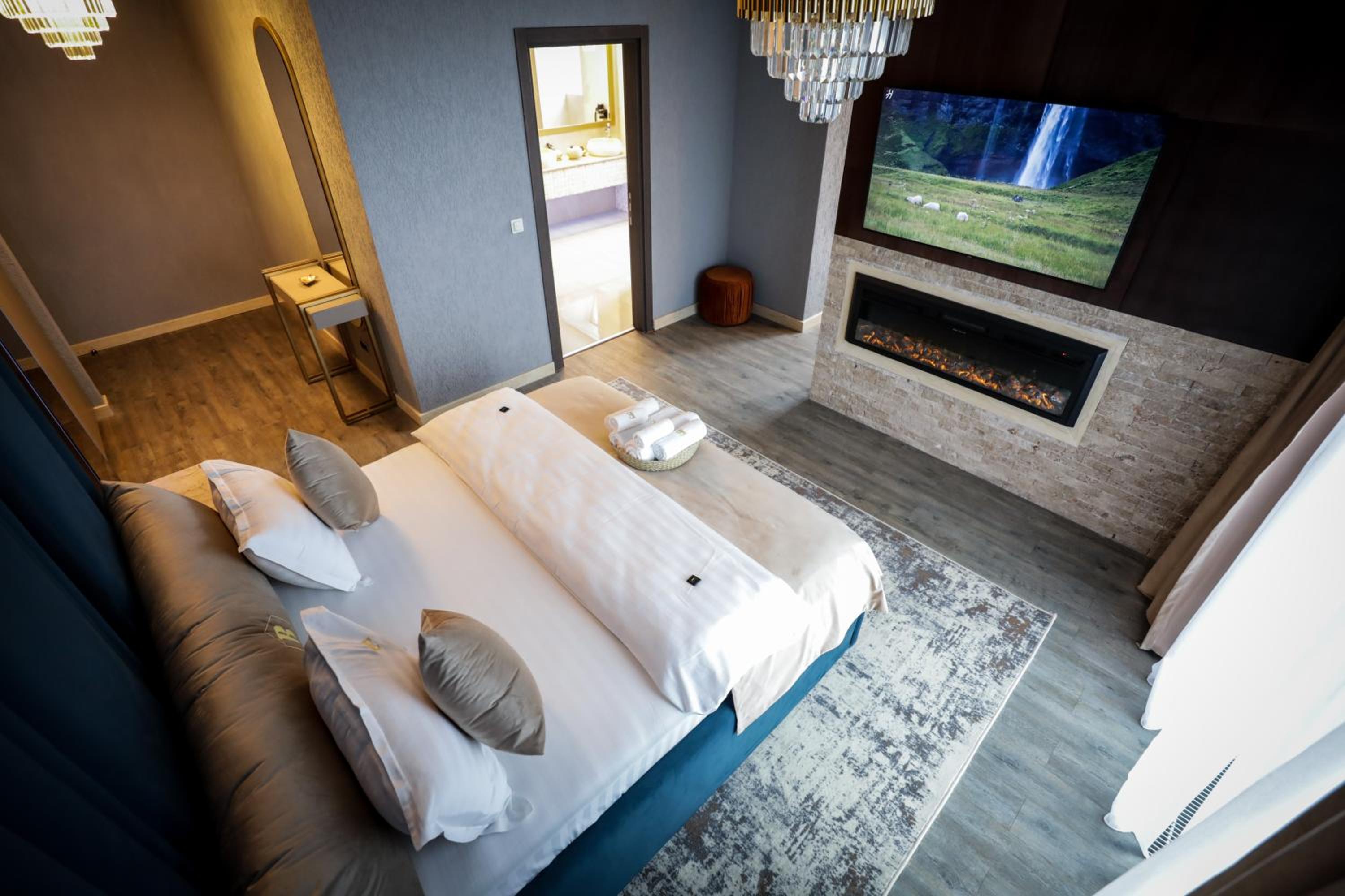 Balcony Deluxe Double Room with Mountain View & Fireplace - Photo 1