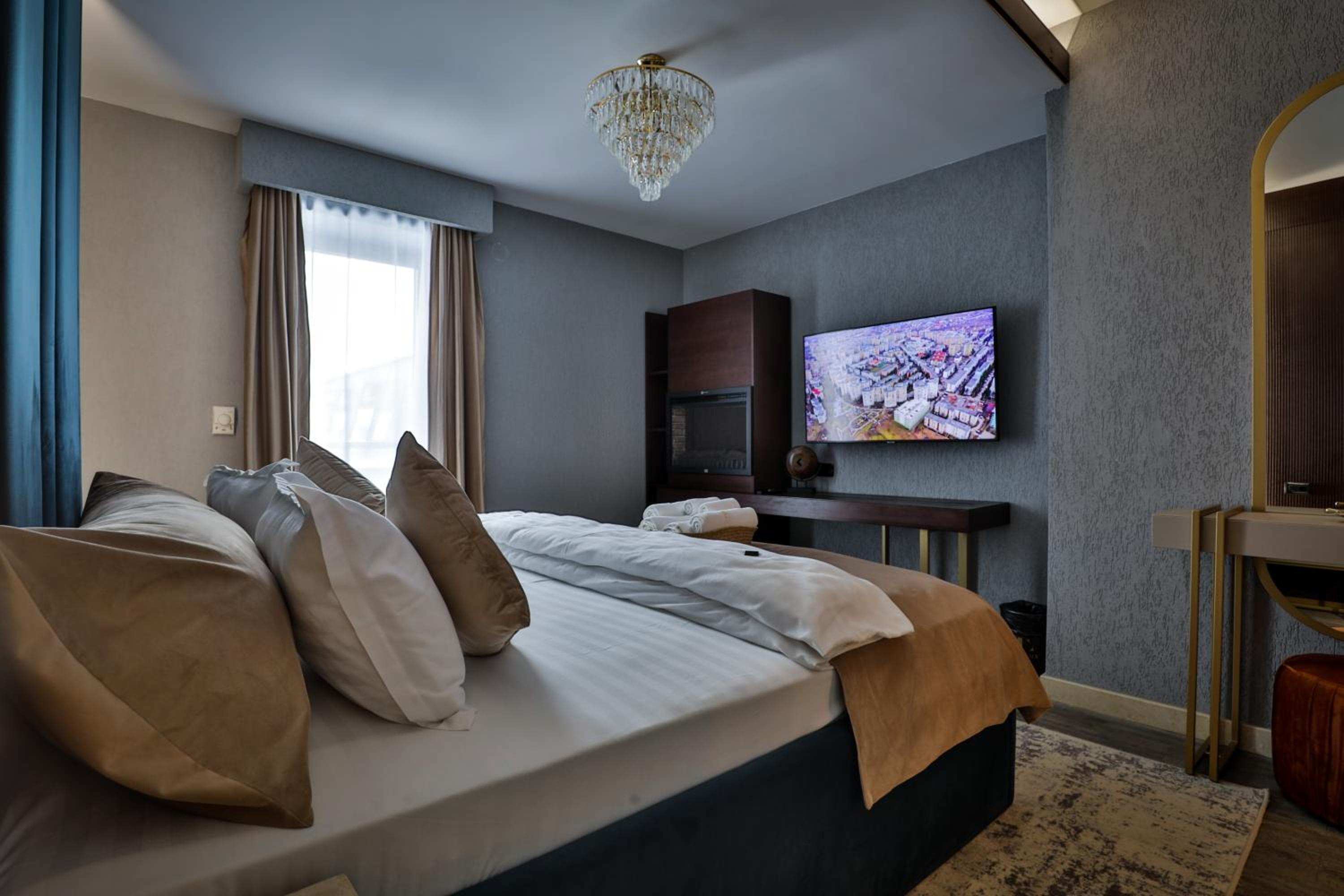 Double Room with French Balcony - Photo 6