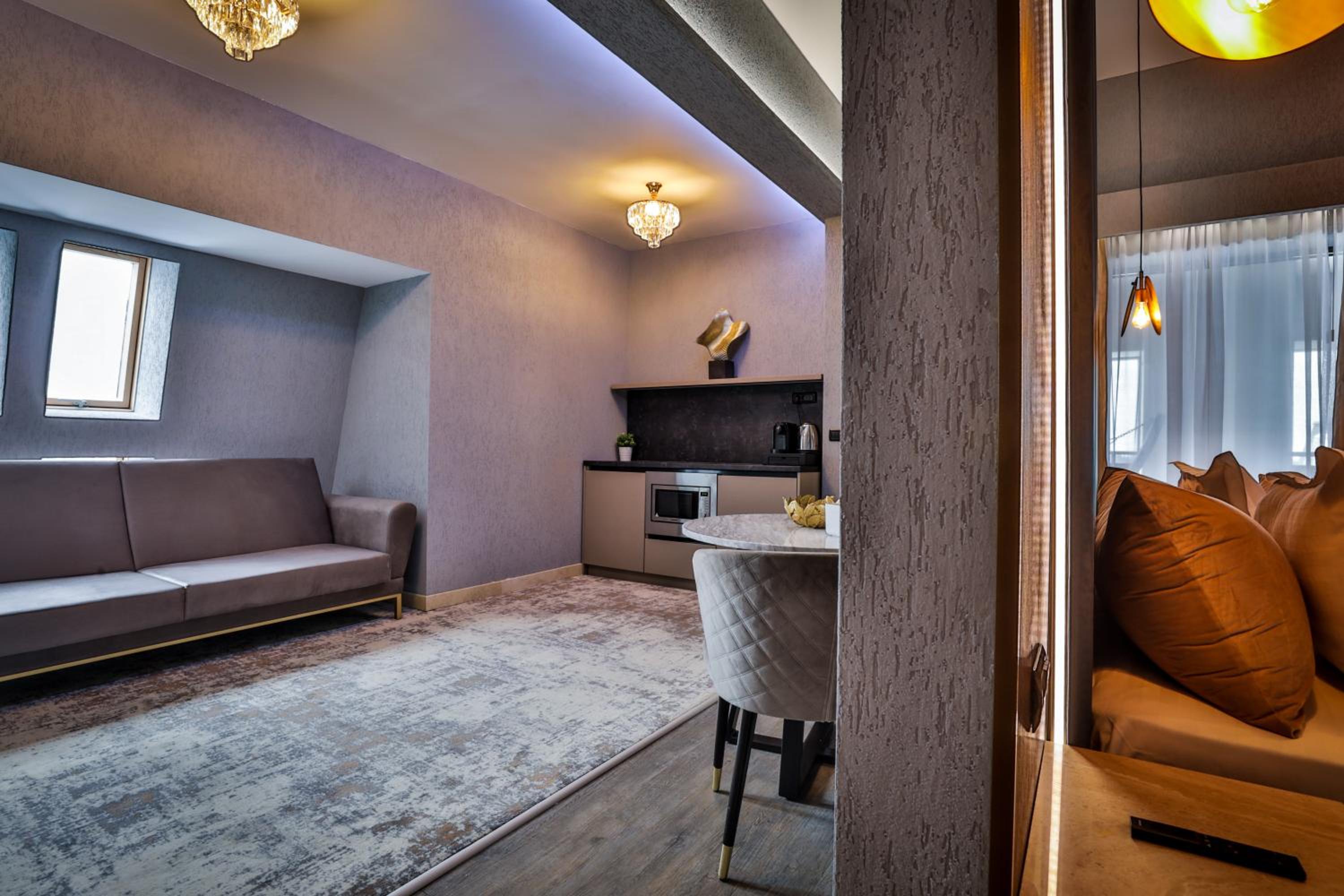 Junior Suite with Mountain View & Fireplace - Photo 8
