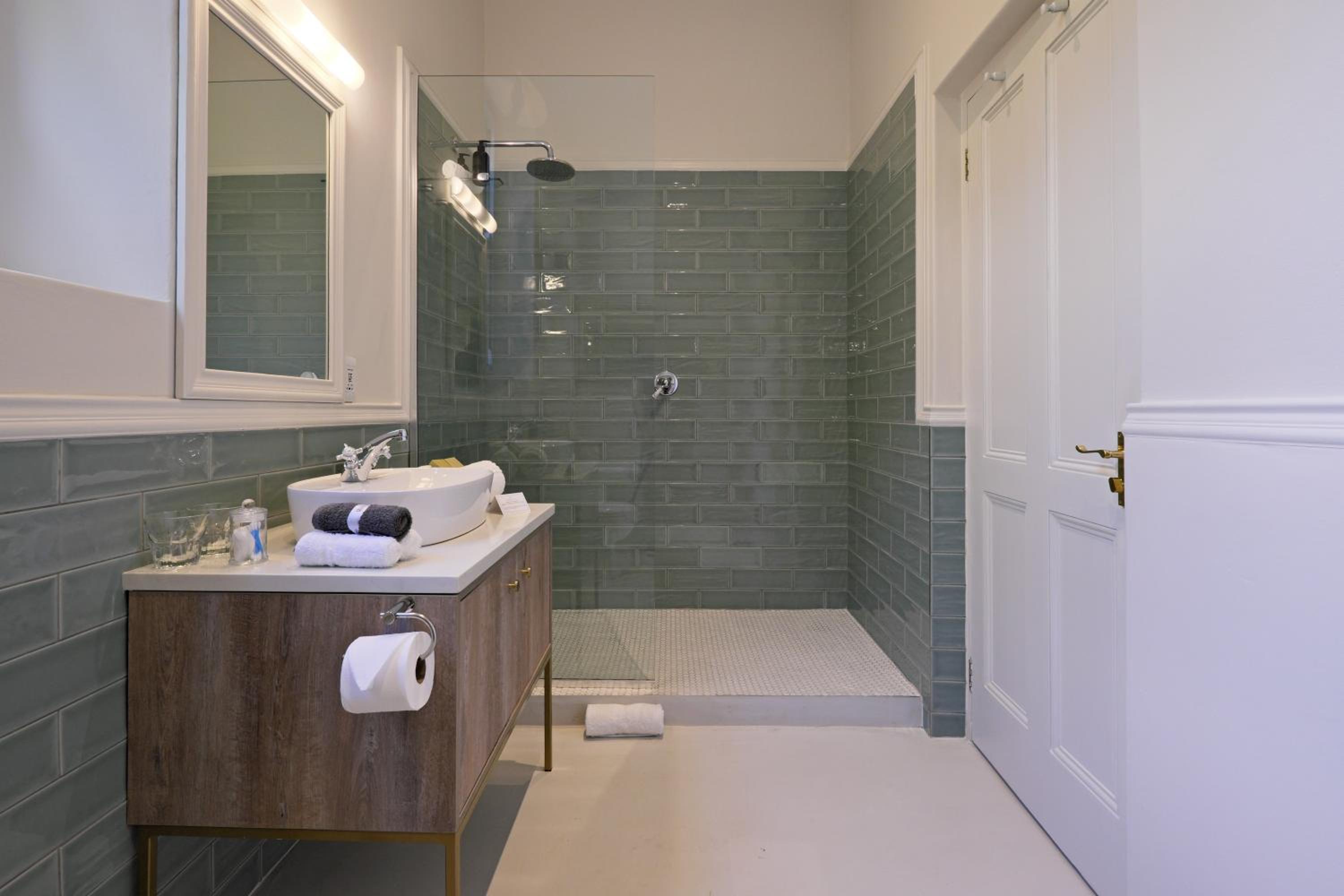 Deluxe Room - Photo 16