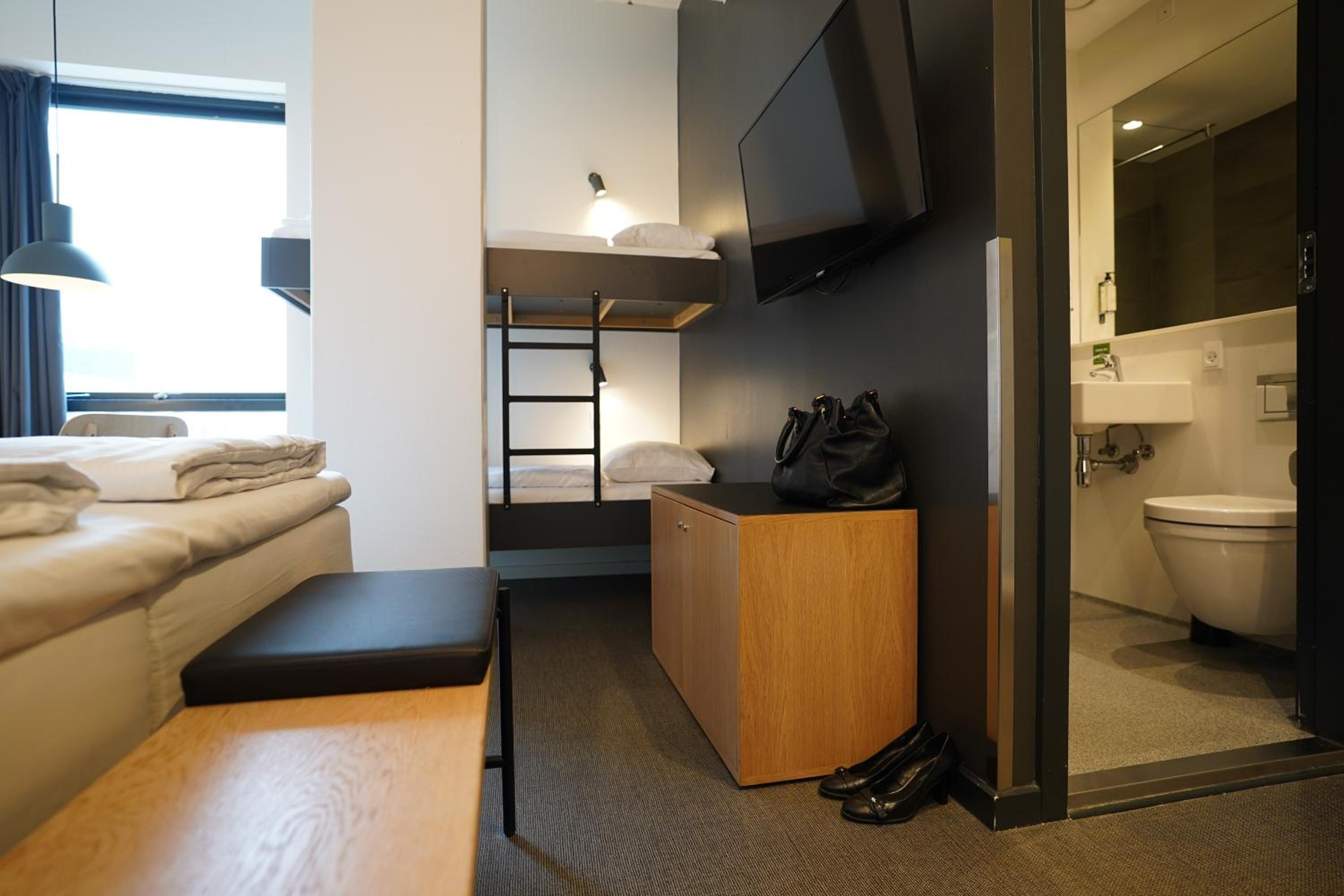 Family Room (2 Adults + 2 Children)