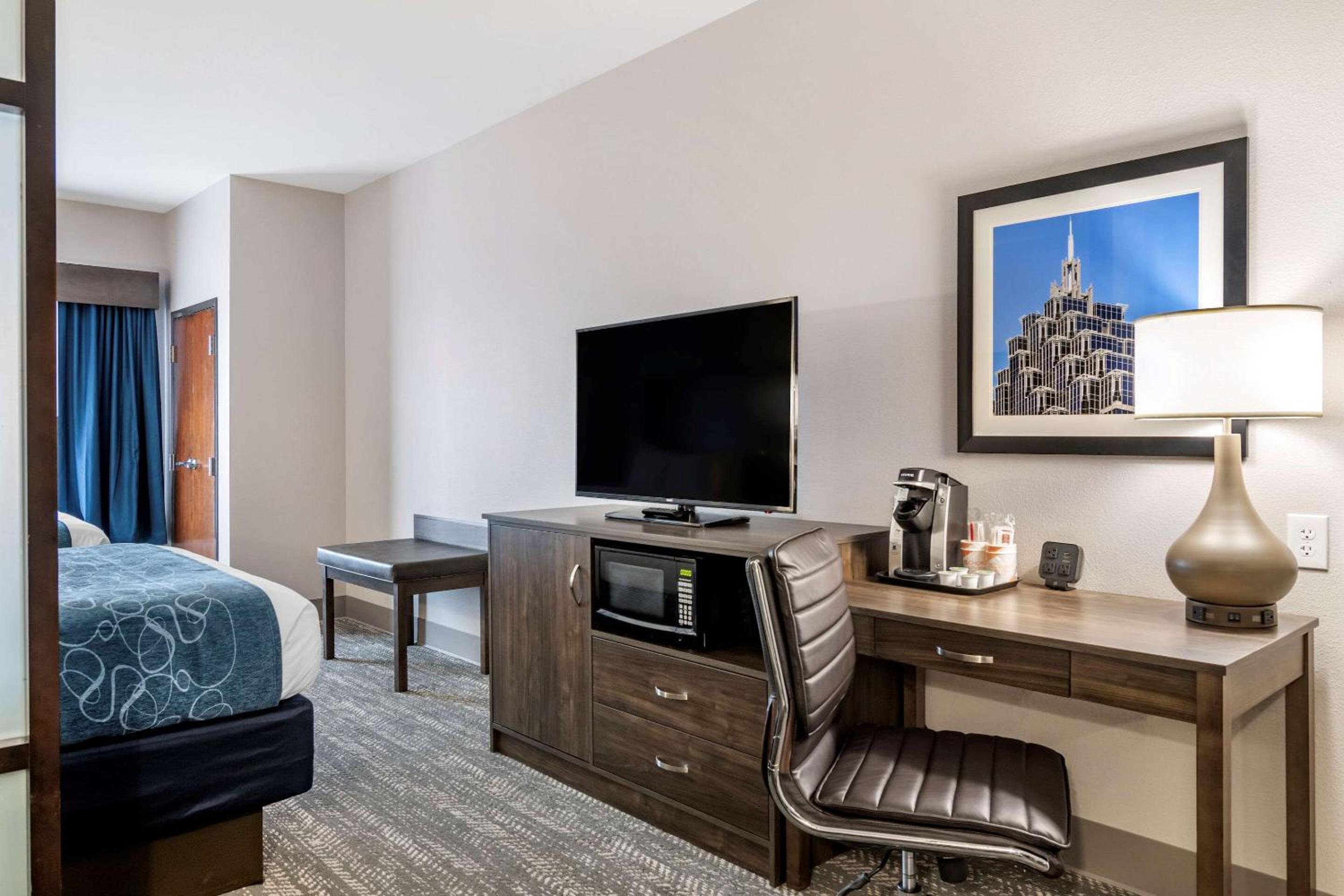 Queen Suite with Two Queen Beds - Non-Smoking - Photo 2