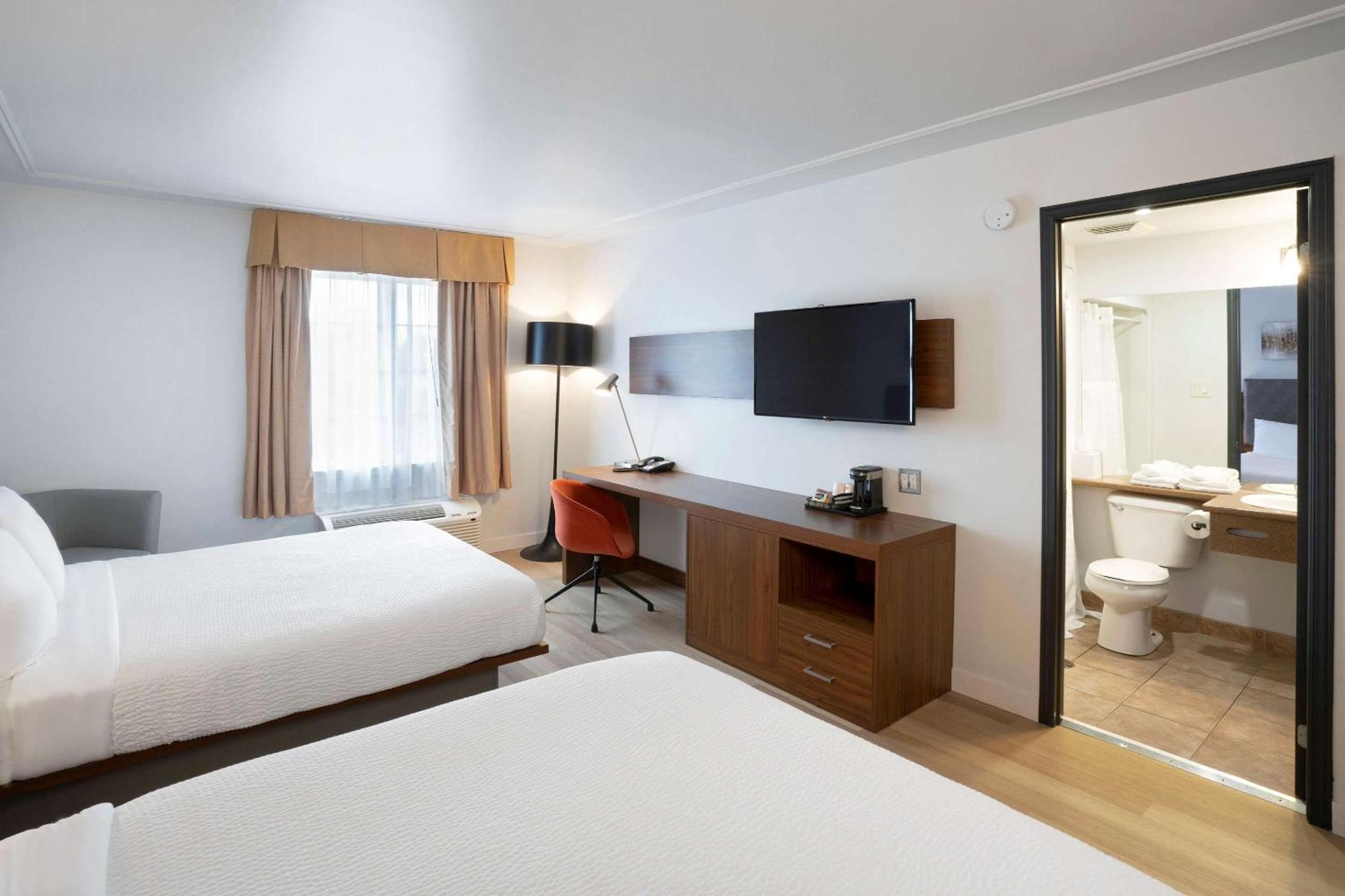Standard Queen Room with Two Queen Beds - Non Smoking/No Pets - Photo 3
