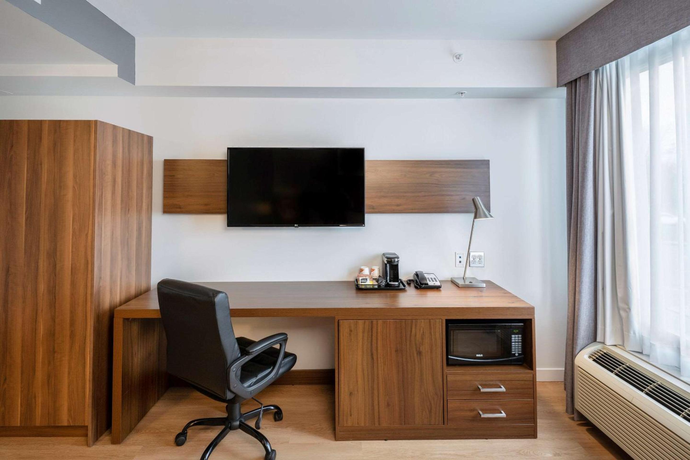 Deluxe King Room  - Accessible/No Pets/Non Smoking - Photo 4