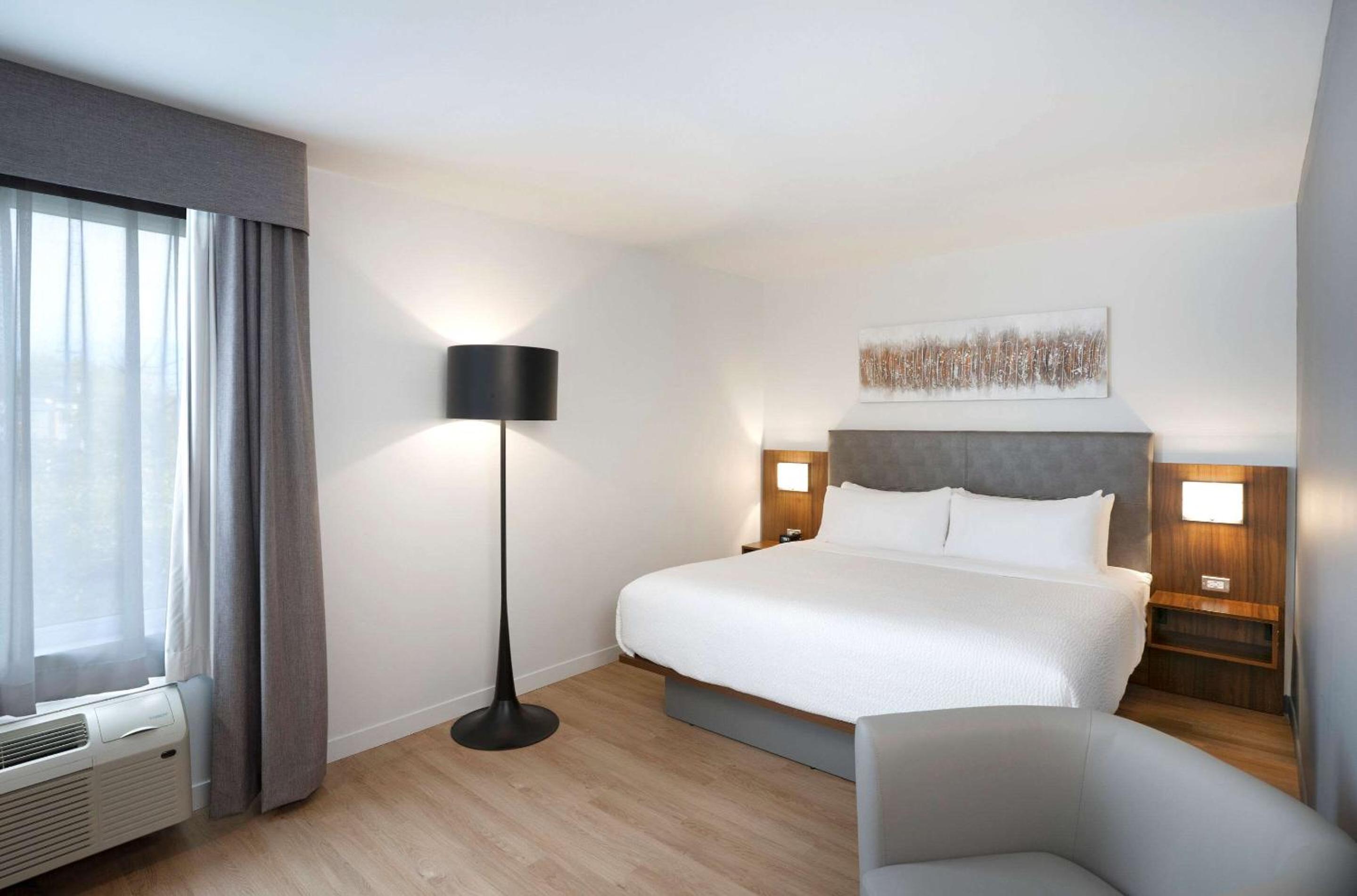 Deluxe King Room  - Accessible/No Pets/Non Smoking - Photo 2