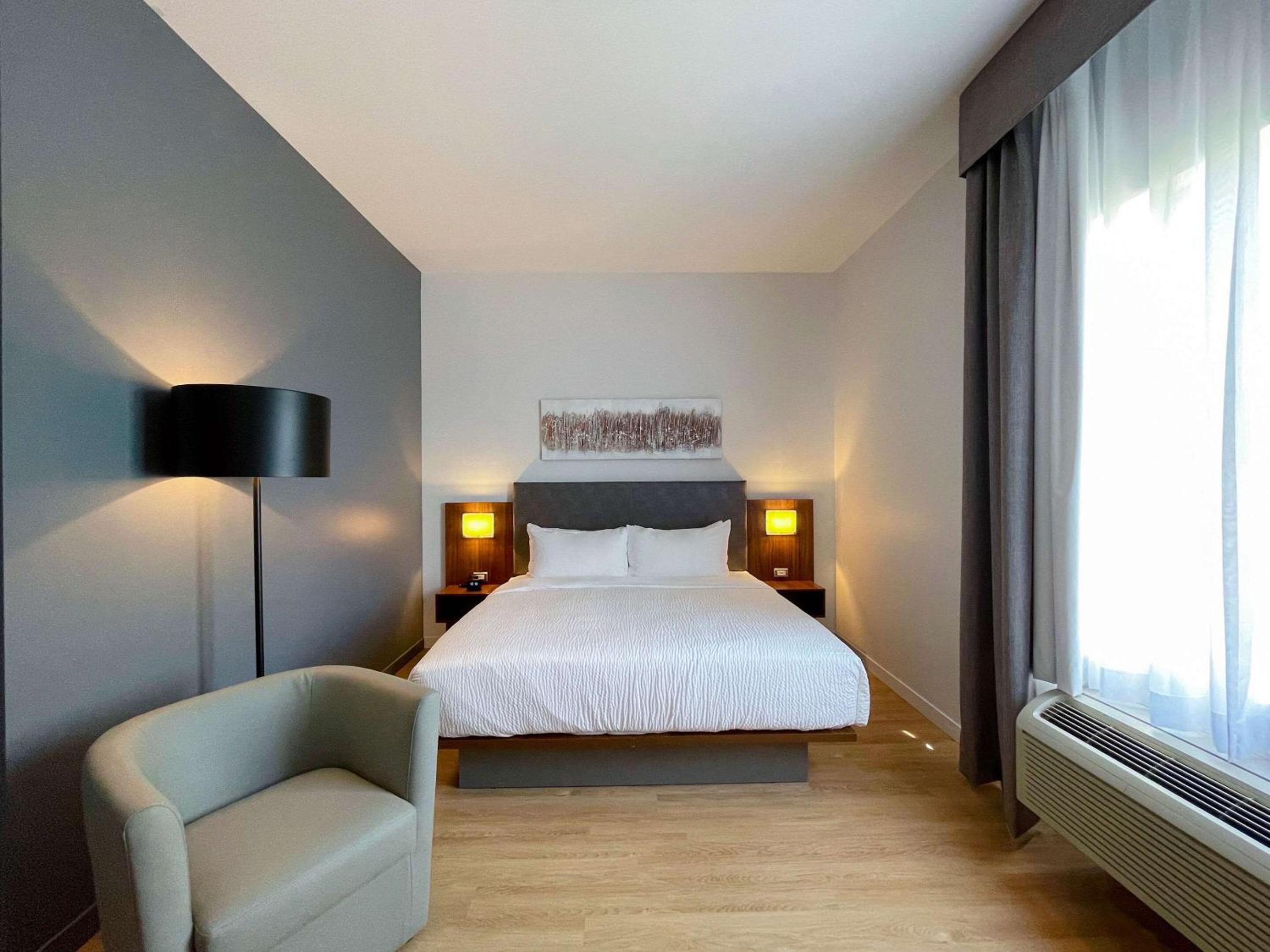 Deluxe King Room  - Accessible/No Pets/Non Smoking - Photo 1