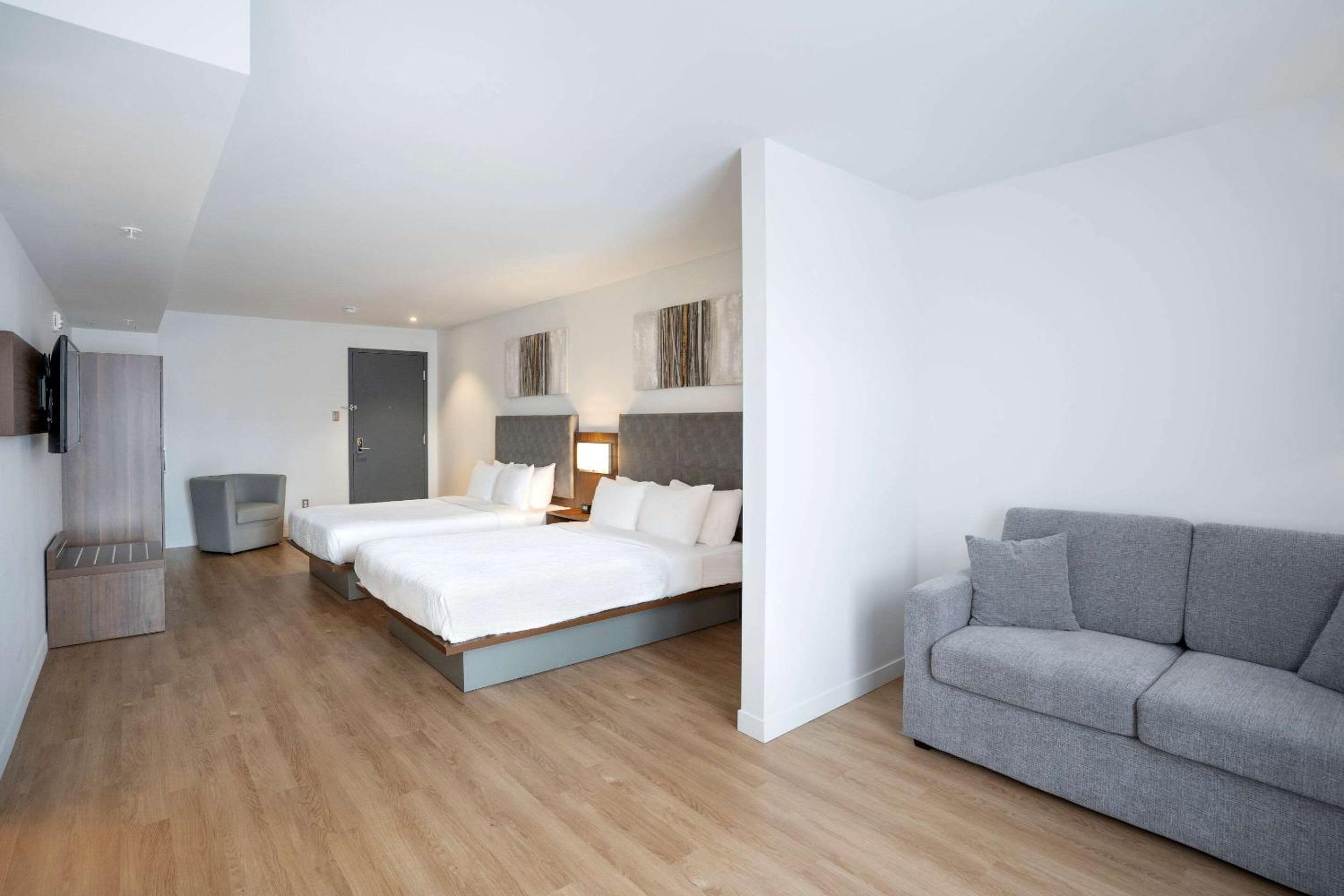 Queen Suite with Sofa Bed  - No Pets/Non Smoking - Photo 5