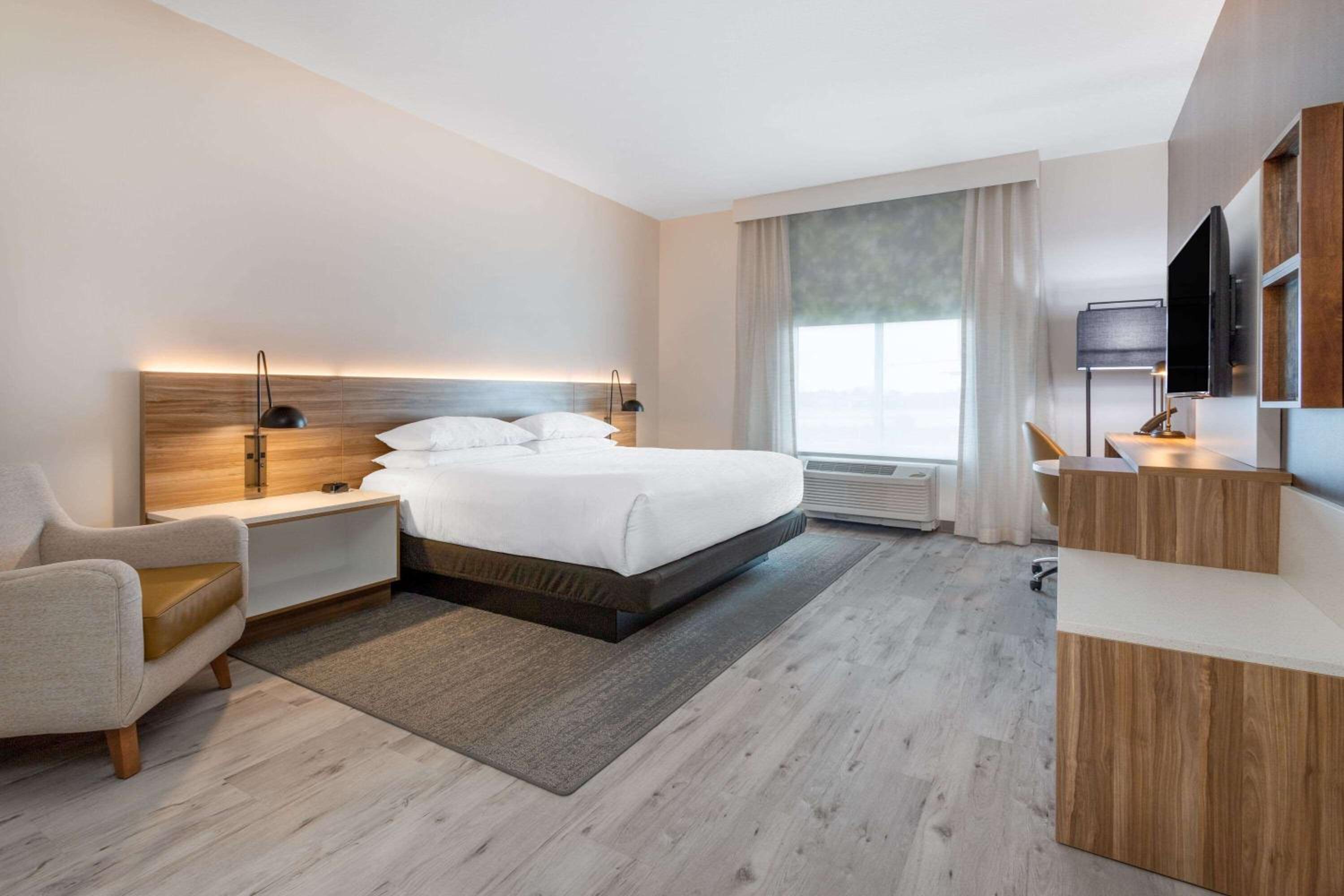 Available room thumbnail 5