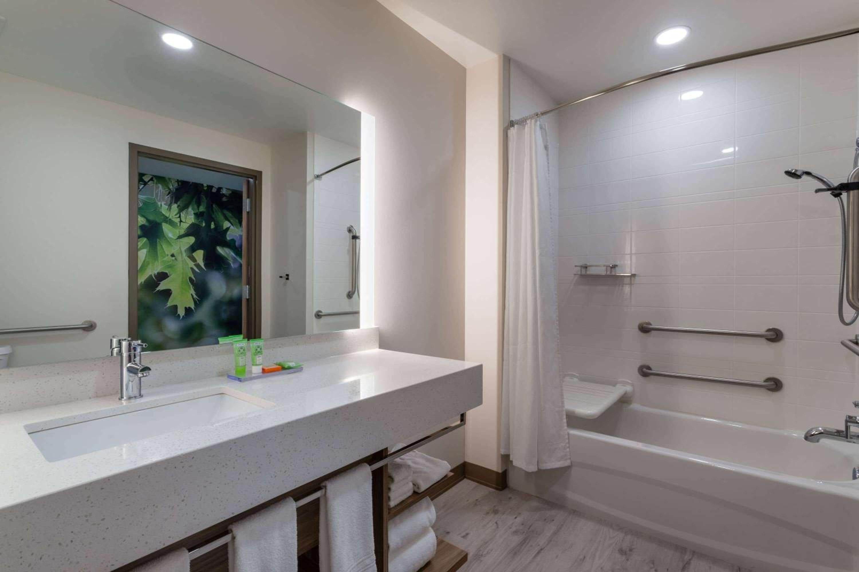 Double room with 2 Queen Beds, Mobility Accessible, Bathtub w/ Grab Bars, Non-Smoking thumbnail 5