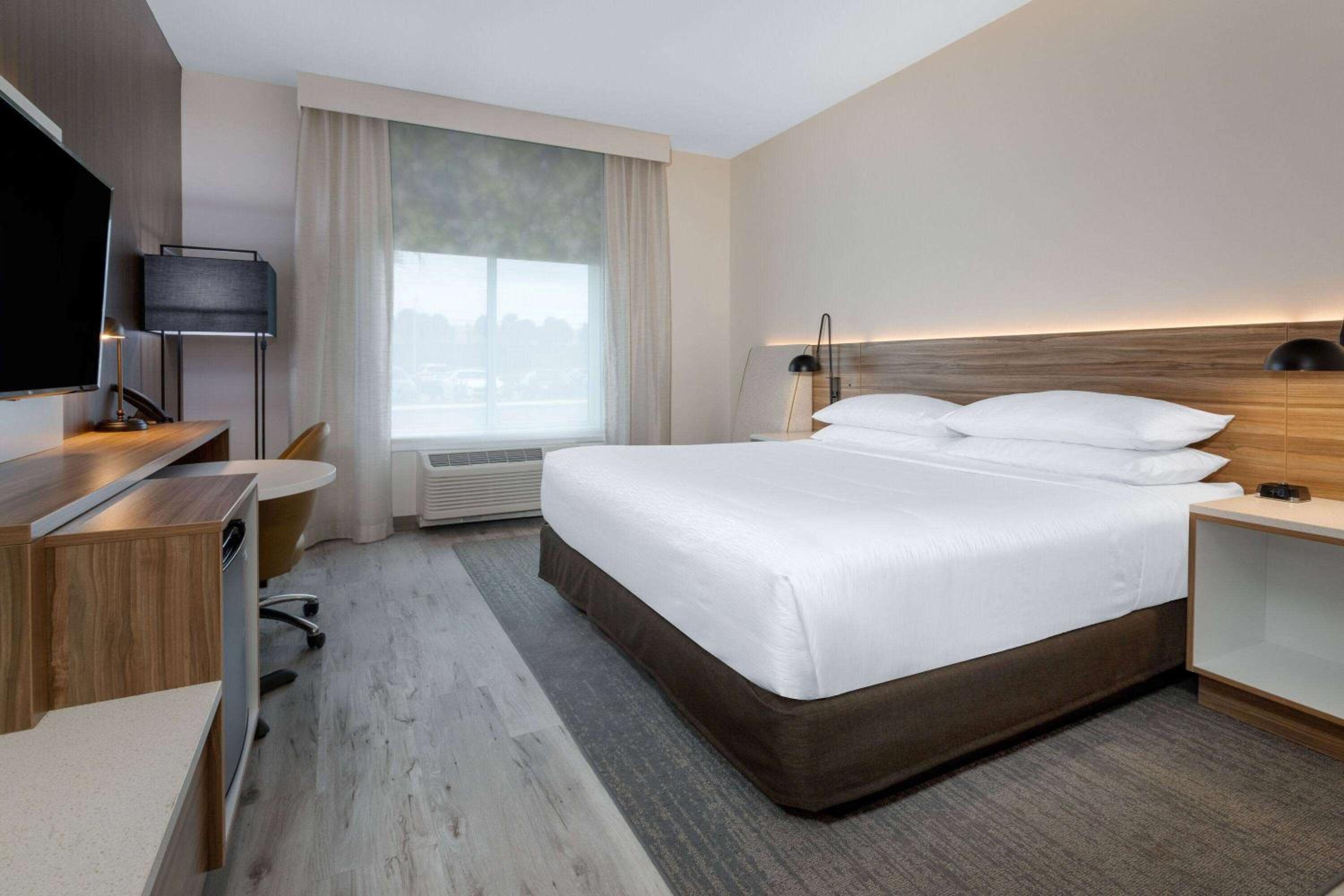 Available room thumbnail 6