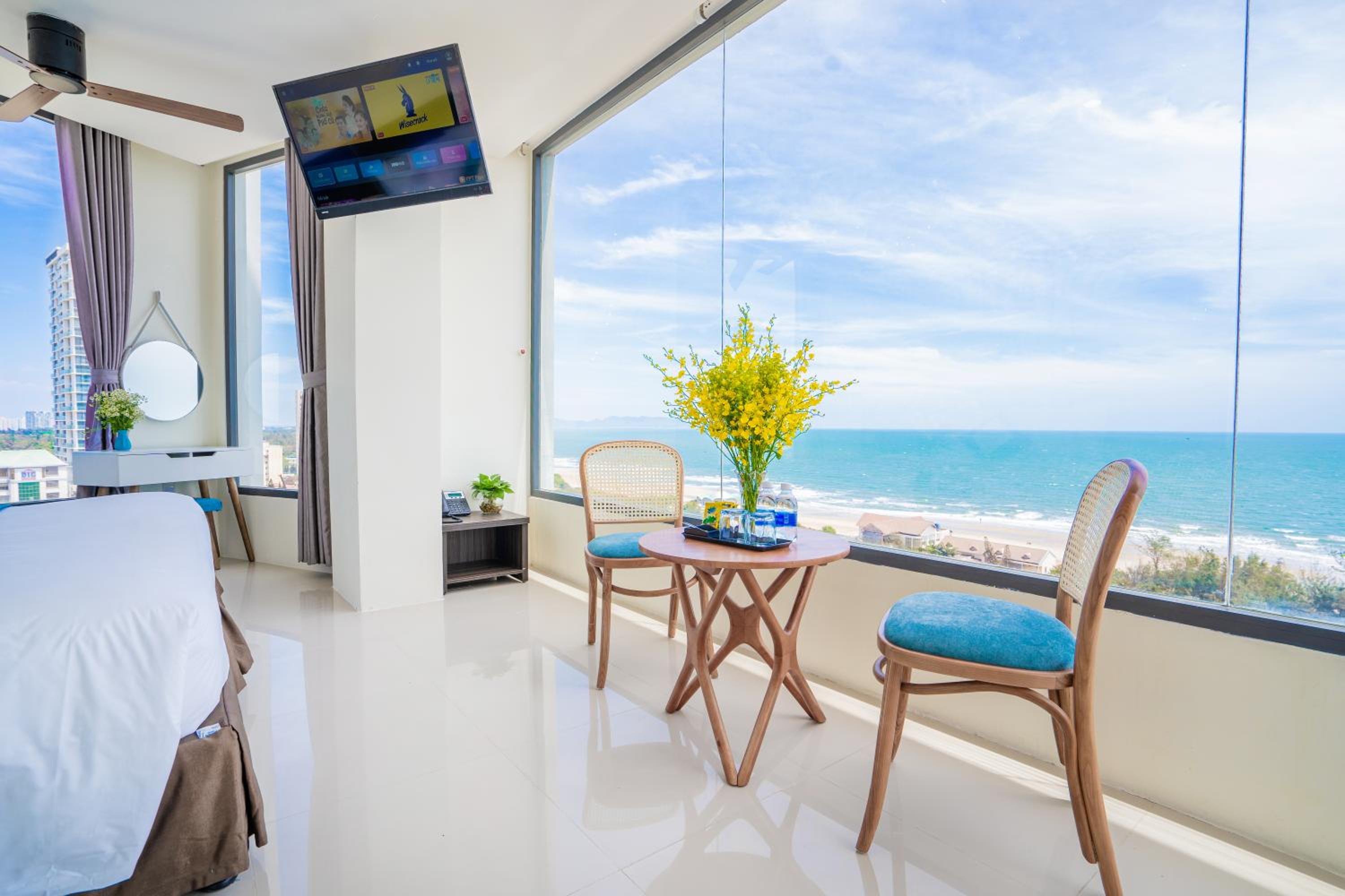 5-Bedroom Penthouse with Sea View photo 3