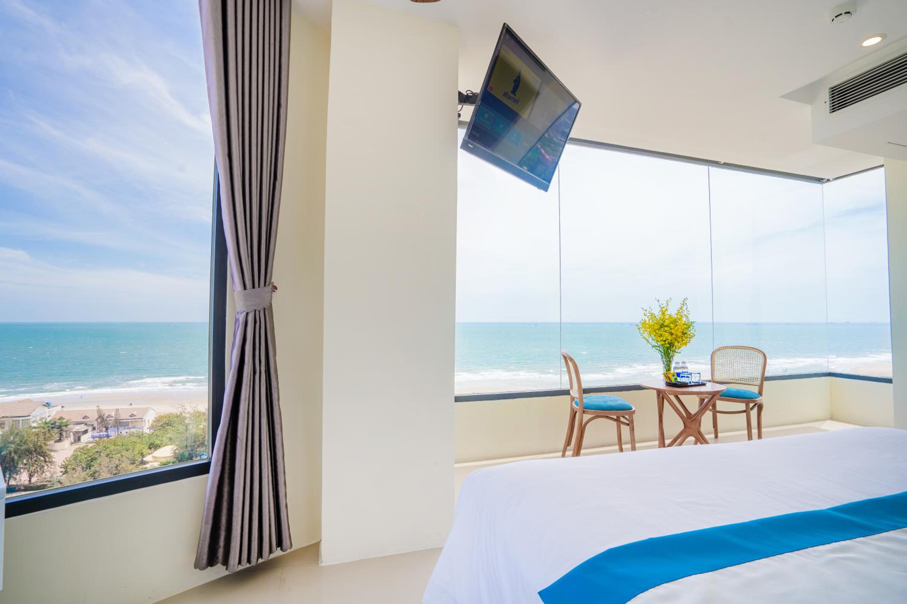 5-Bedroom Penthouse with Sea View photo 2