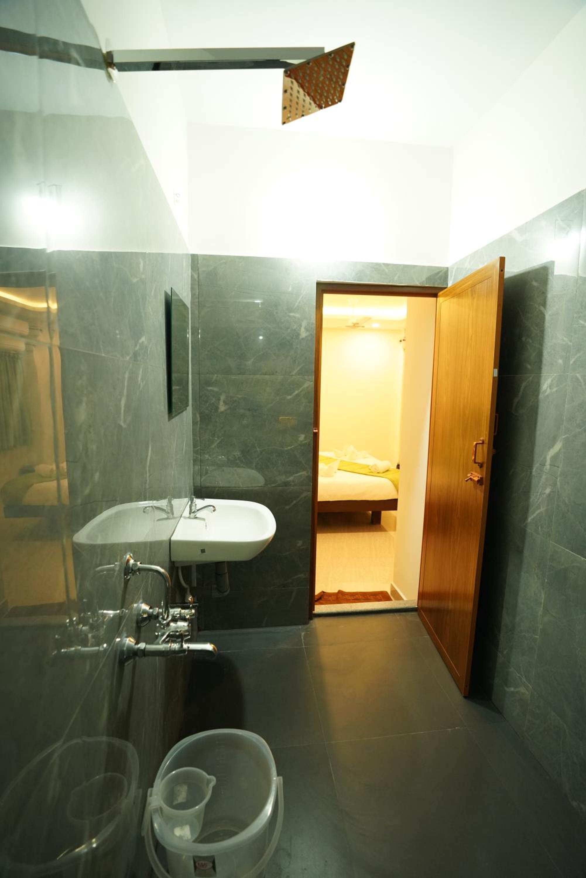 Standard Double Room - Photo 11