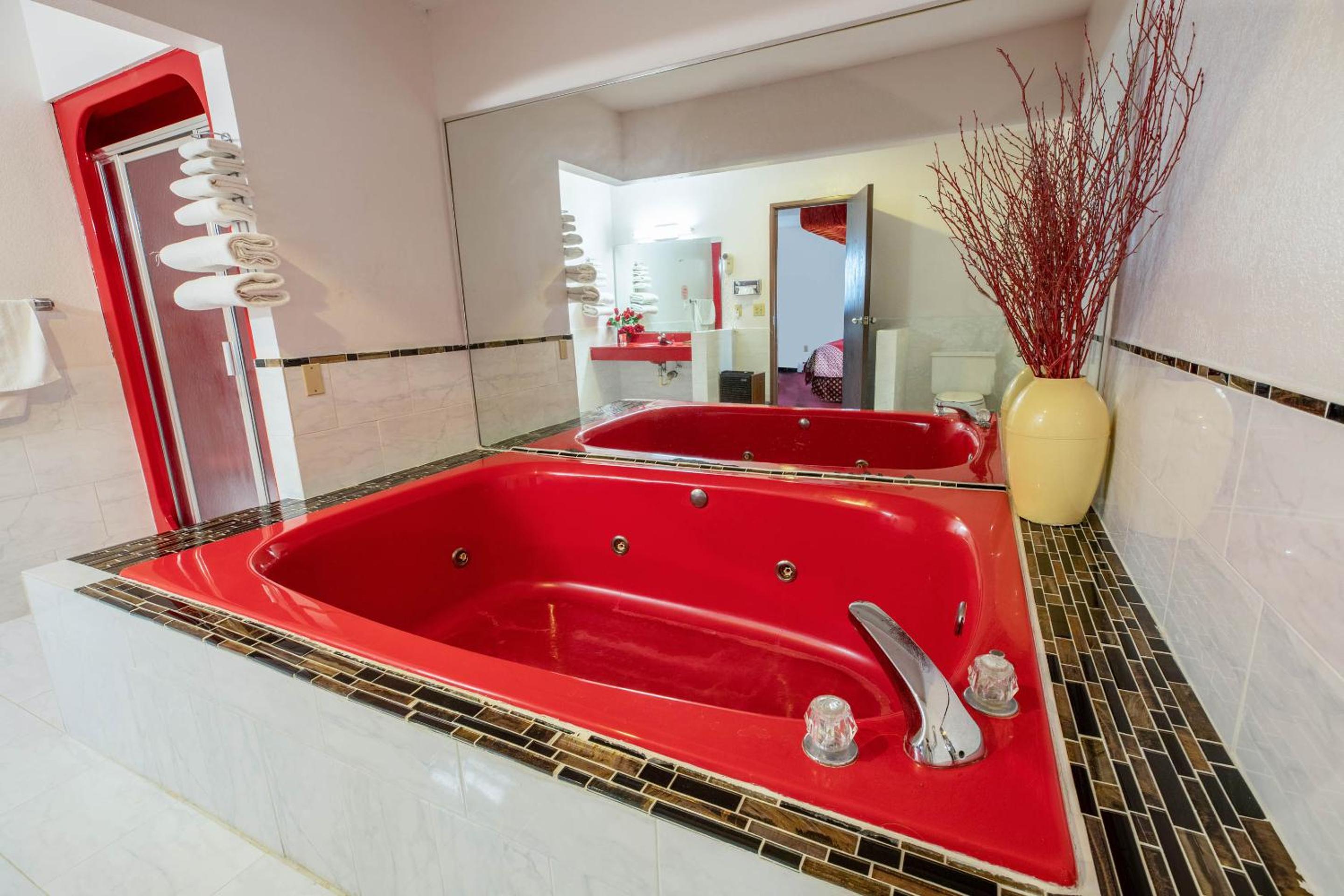 Superior King Bed with Jetted Tub photo 3