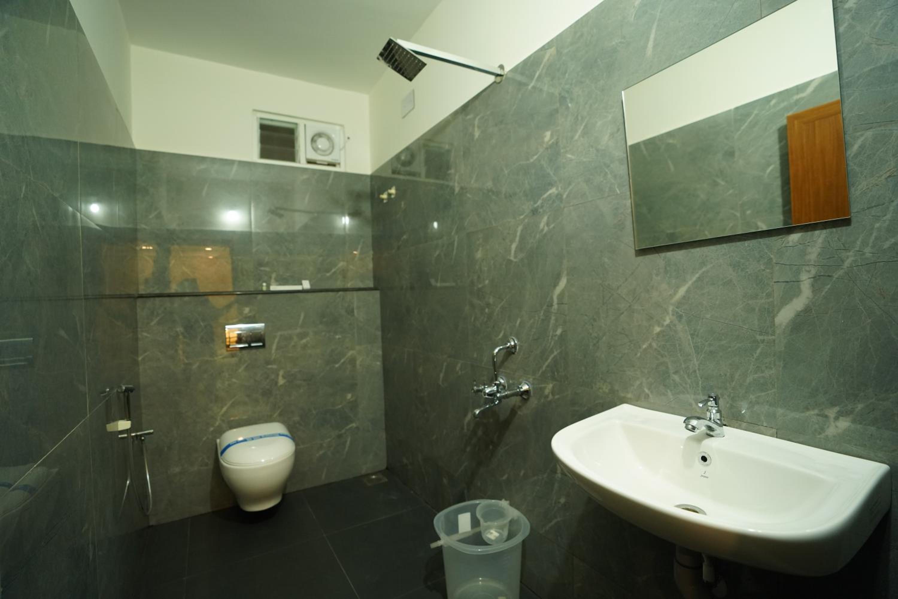 Standard Double Room - Photo 12