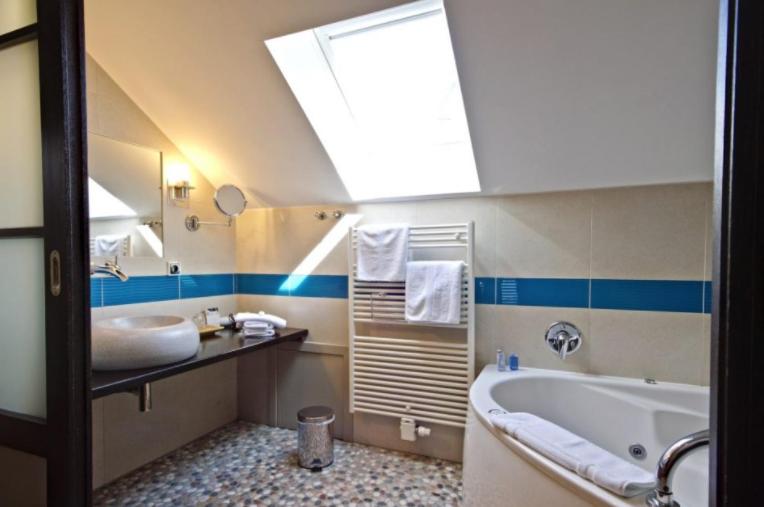 Suite with Spa Bath photo 3