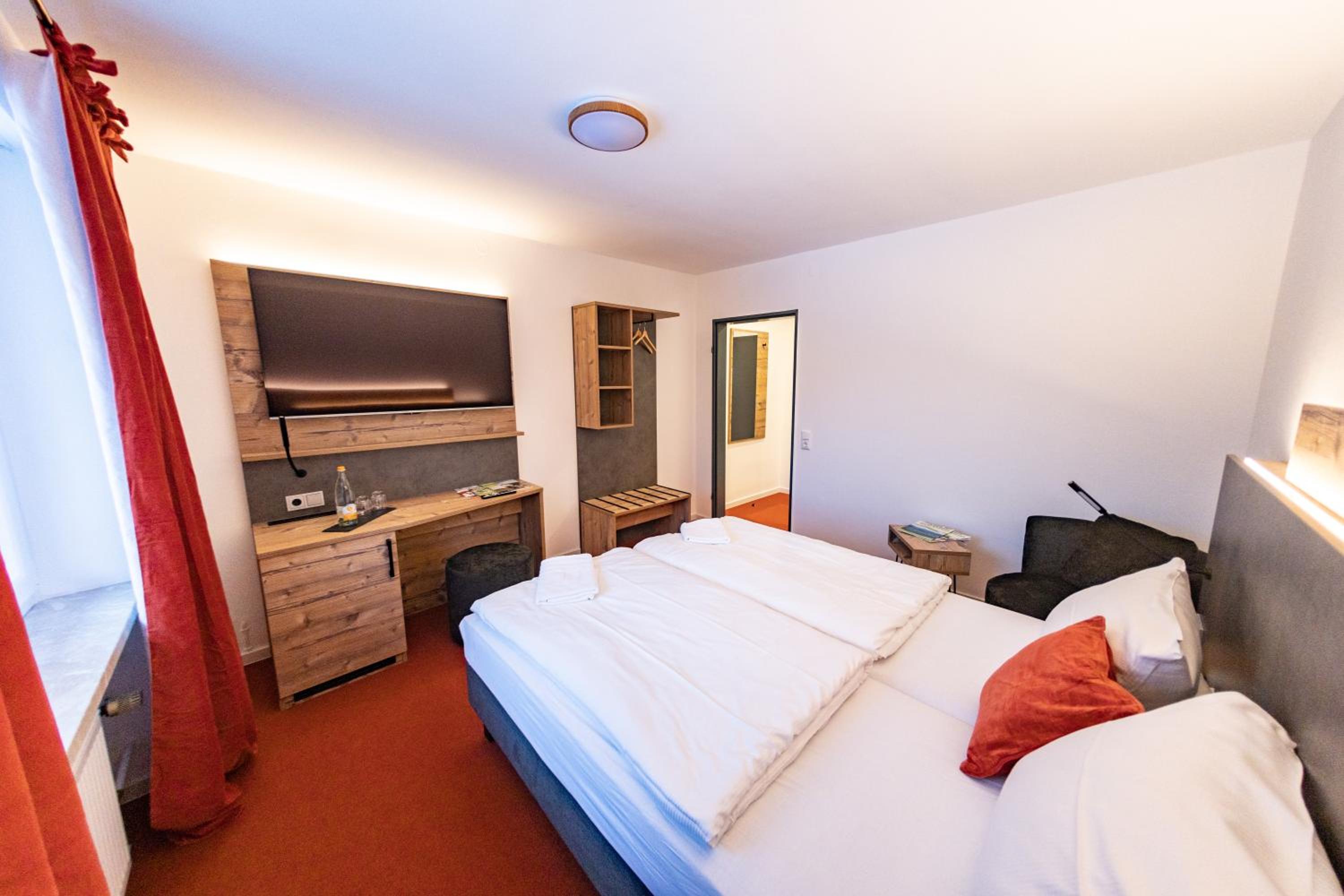 Standard Double Room - Photo 13