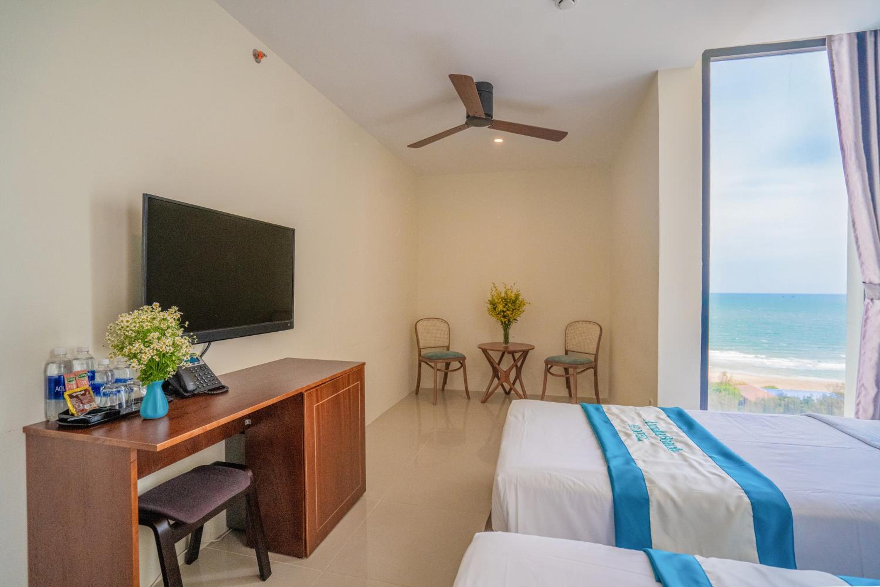 Deluxe Twin Room with Sea View photo 2