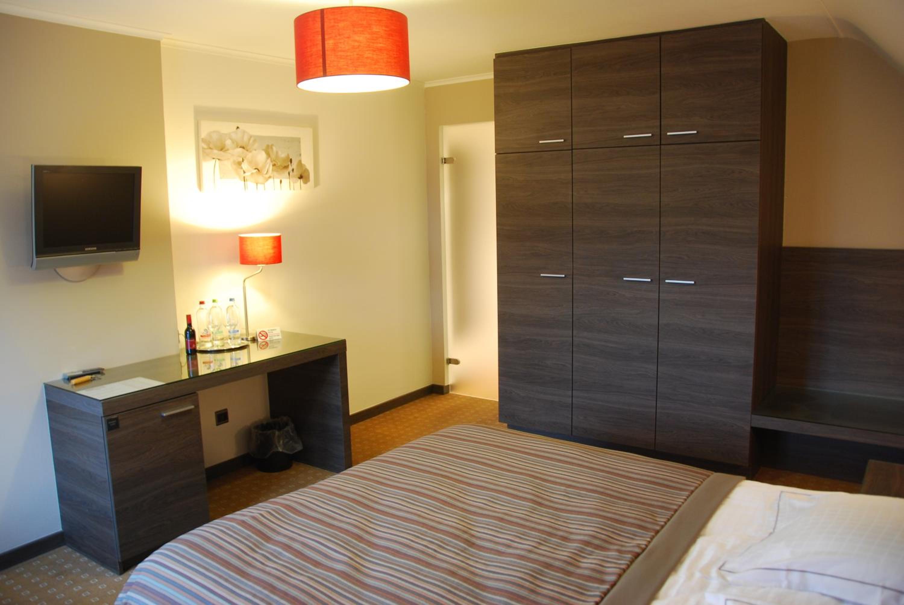 Deluxe Double or Twin Room - Photo 9