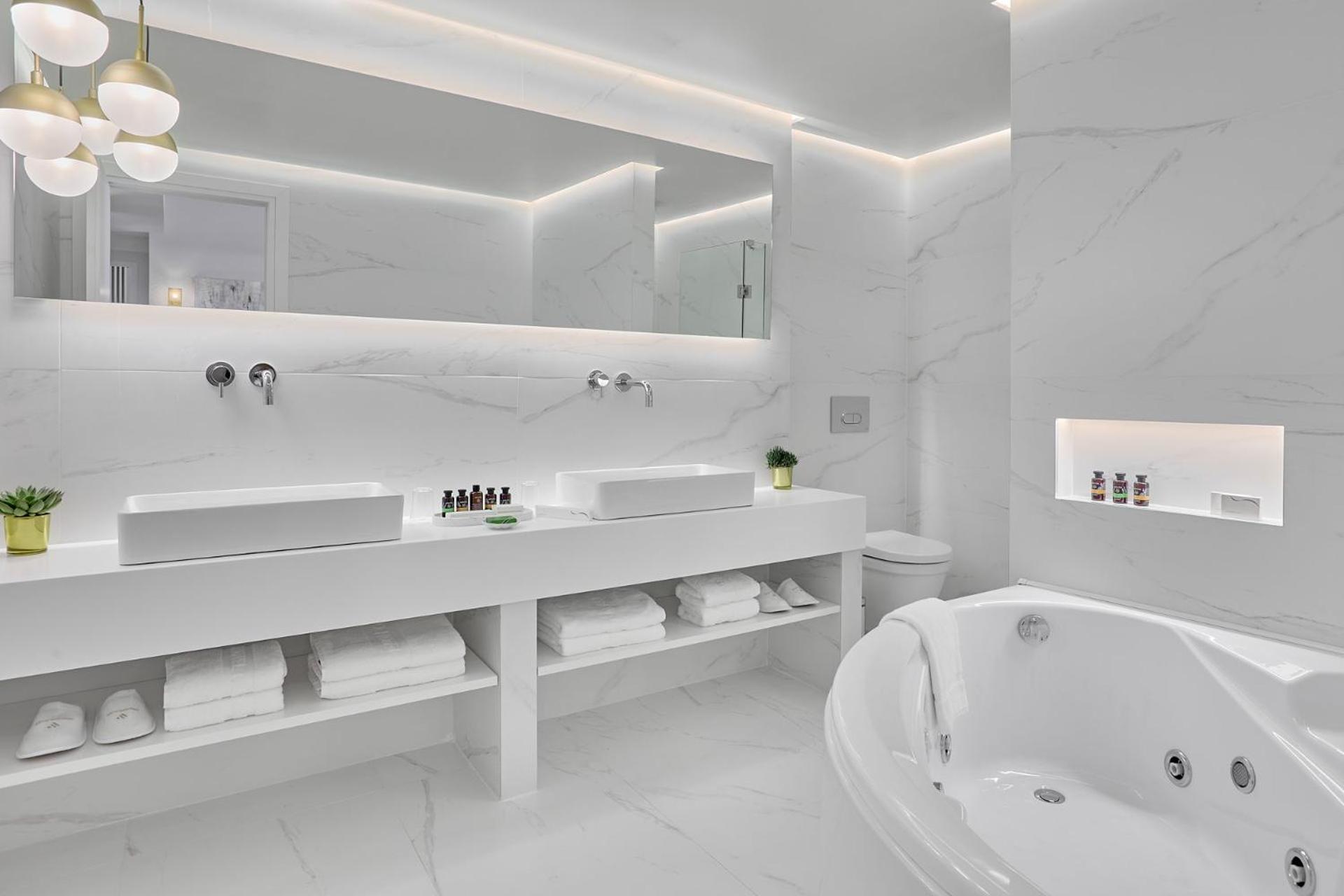 Deluxe Suite - Photo 11
