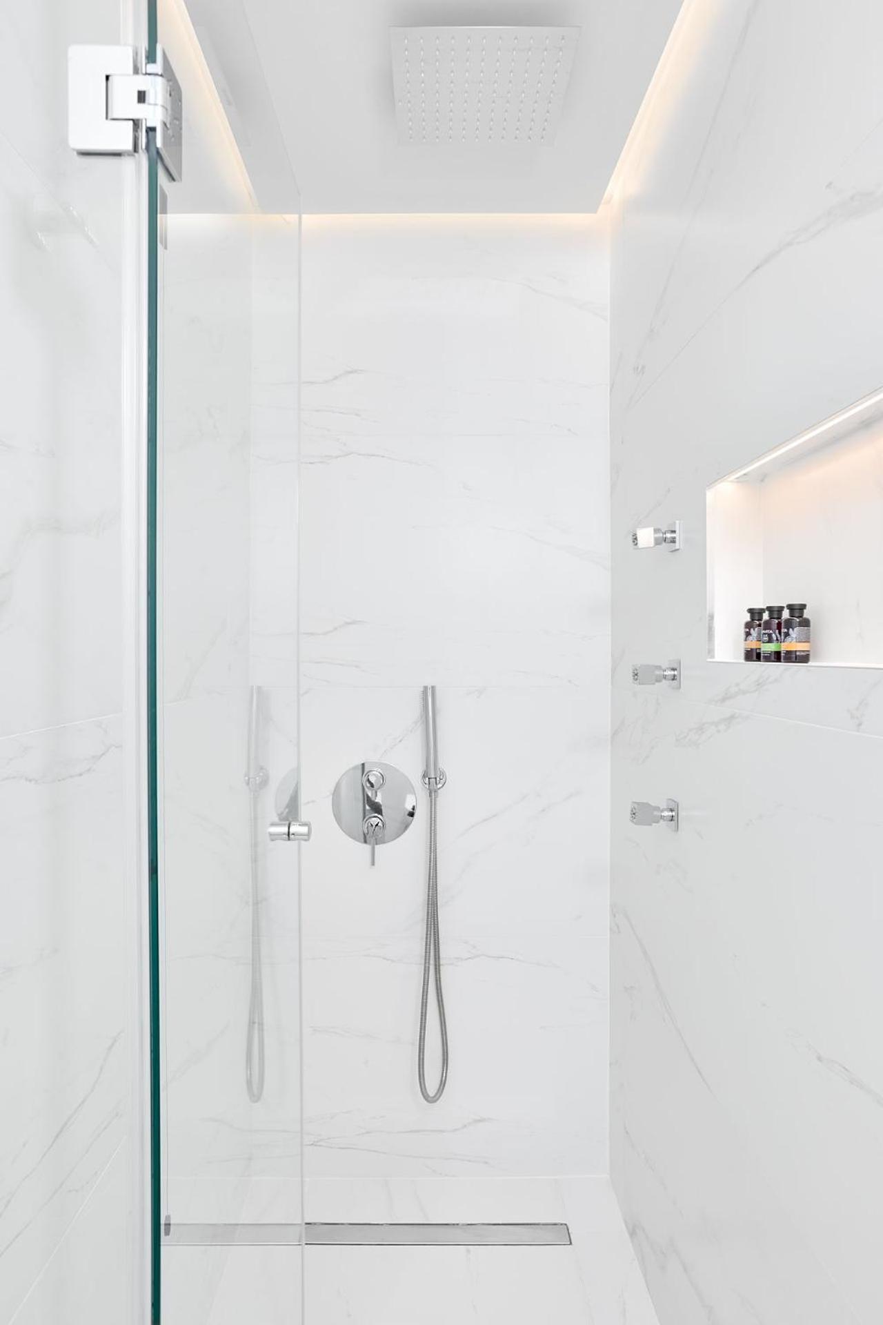 Deluxe Suite - Photo 16