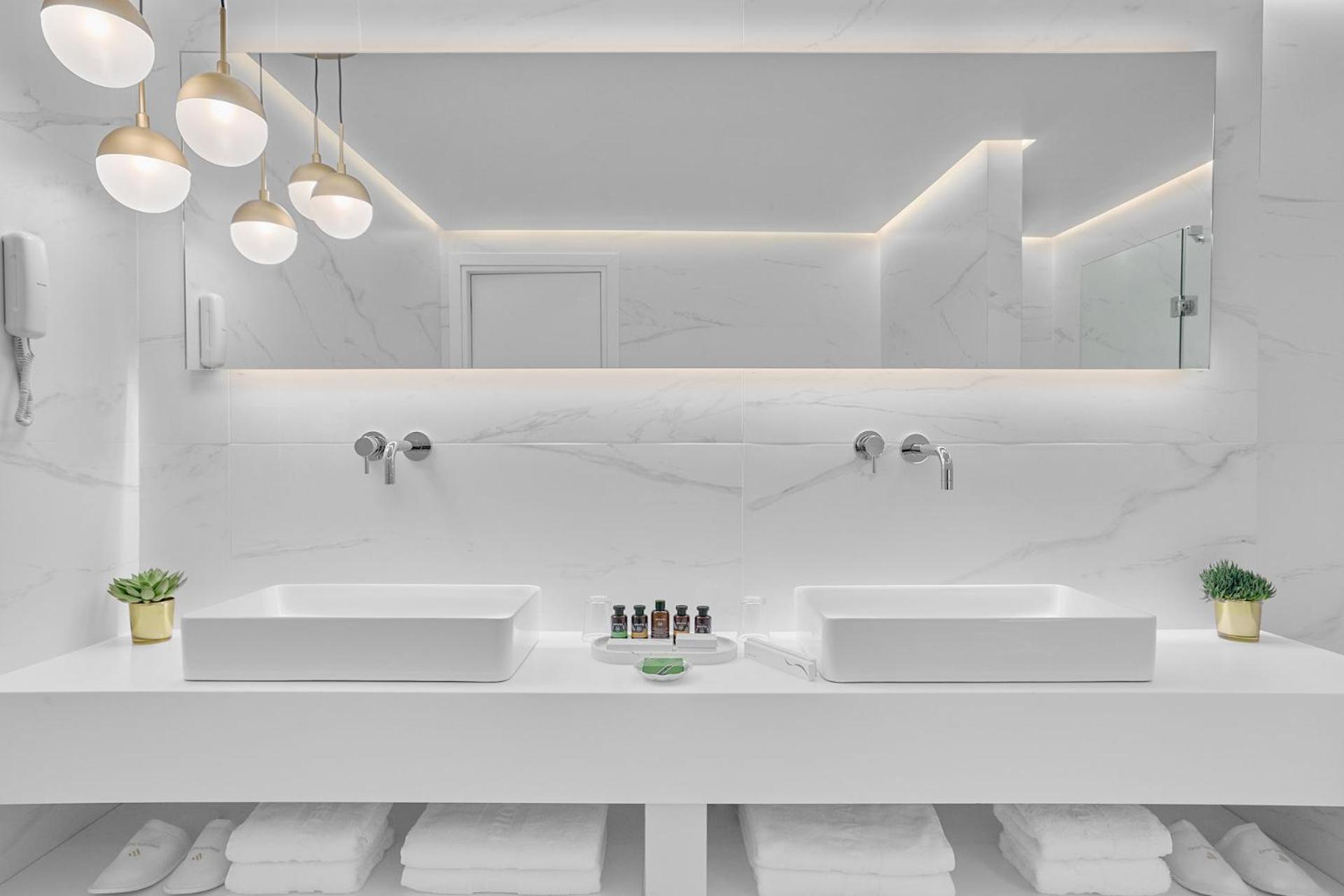 Deluxe Suite - Photo 15